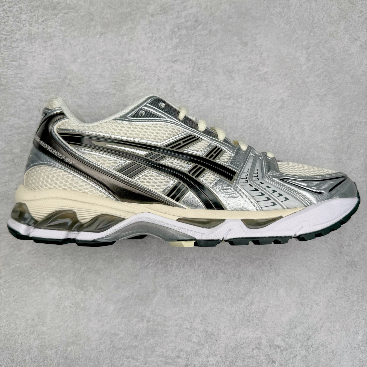 ＃PK纯原 Asics Gel-Kayano K14 亚瑟士系列复古舒适织物合成革减震防滑耐磨低帮休闲跑步鞋 市场顶级版本 原装纸板楦头开发 独家原档数据私模五层组合大底 原厂定制缓震硅胶加持 原盒原配 官方四联吊牌 一比一同步原鞋工艺和用料 鞋面原厂三明治多层网布 区别其他同价版本 鞋垫采用原厂OrthoLite欧索莱材质 非普通海玻璃鞋垫 后跟一样采用了GEL缓震胶 整体系列设计非常的科技感 锻炼跑步的同时让你一样时尚百搭 重新诠释了复古的跑步形状 并以其 2000年代后期的美学理念重新铺装这双KAYANO 14以银色为主打配色 中底处的GEL 缓震胶与鞋面上logo 勾勒出银色线条作为细节点缀 让整双鞋子颇具未来机能感 创造出未来感金属色鞋面 改造升级内在性能 由内而外的革新 为GEL-KAYANO 家族传承及经典跑鞋文化的延续 创下里程碑式作品 作为一款经典的跑鞋，也是当下 Y2K风潮下很有代表性的鞋款 这双GEL-KAYANO 14 丝毫不输联名款的颜值 很难不让人心动 尺码：40 40.5 41.5 42 42.5 43.5 44 44.5 45-选品中心