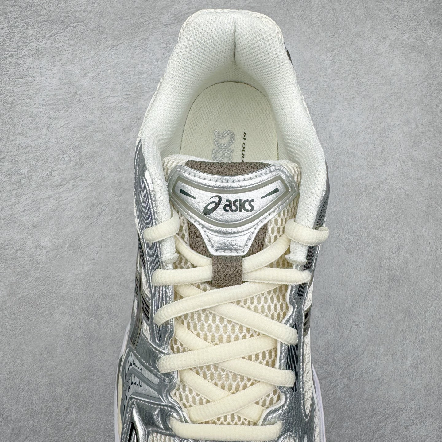 图片[5]-＃PK纯原 Asics Gel-Kayano K14 亚瑟士系列复古舒适织物合成革减震防滑耐磨低帮休闲跑步鞋 市场顶级版本 原装纸板楦头开发 独家原档数据私模五层组合大底 原厂定制缓震硅胶加持 原盒原配 官方四联吊牌 一比一同步原鞋工艺和用料 鞋面原厂三明治多层网布 区别其他同价版本 鞋垫采用原厂OrthoLite欧索莱材质 非普通海玻璃鞋垫 后跟一样采用了GEL缓震胶 整体系列设计非常的科技感 锻炼跑步的同时让你一样时尚百搭 重新诠释了复古的跑步形状 并以其 2000年代后期的美学理念重新铺装这双KAYANO 14以银色为主打配色 中底处的GEL 缓震胶与鞋面上logo 勾勒出银色线条作为细节点缀 让整双鞋子颇具未来机能感 创造出未来感金属色鞋面 改造升级内在性能 由内而外的革新 为GEL-KAYANO 家族传承及经典跑鞋文化的延续 创下里程碑式作品 作为一款经典的跑鞋，也是当下 Y2K风潮下很有代表性的鞋款 这双GEL-KAYANO 14 丝毫不输联名款的颜值 很难不让人心动 尺码：40 40.5 41.5 42 42.5 43.5 44 44.5 45-选品中心