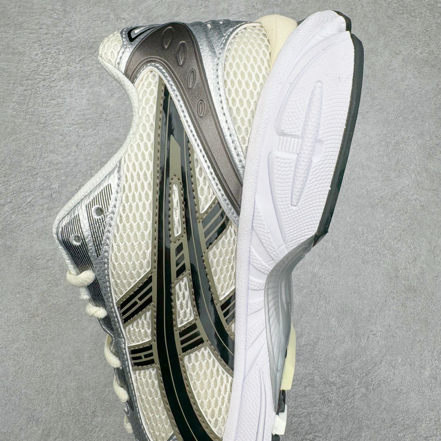 图片[7]-＃PK纯原 Asics Gel-Kayano K14 亚瑟士系列复古舒适织物合成革减震防滑耐磨低帮休闲跑步鞋 市场顶级版本 原装纸板楦头开发 独家原档数据私模五层组合大底 原厂定制缓震硅胶加持 原盒原配 官方四联吊牌 一比一同步原鞋工艺和用料 鞋面原厂三明治多层网布 区别其他同价版本 鞋垫采用原厂OrthoLite欧索莱材质 非普通海玻璃鞋垫 后跟一样采用了GEL缓震胶 整体系列设计非常的科技感 锻炼跑步的同时让你一样时尚百搭 重新诠释了复古的跑步形状 并以其 2000年代后期的美学理念重新铺装这双KAYANO 14以银色为主打配色 中底处的GEL 缓震胶与鞋面上logo 勾勒出银色线条作为细节点缀 让整双鞋子颇具未来机能感 创造出未来感金属色鞋面 改造升级内在性能 由内而外的革新 为GEL-KAYANO 家族传承及经典跑鞋文化的延续 创下里程碑式作品 作为一款经典的跑鞋，也是当下 Y2K风潮下很有代表性的鞋款 这双GEL-KAYANO 14 丝毫不输联名款的颜值 很难不让人心动 尺码：40 40.5 41.5 42 42.5 43.5 44 44.5 45-选品中心