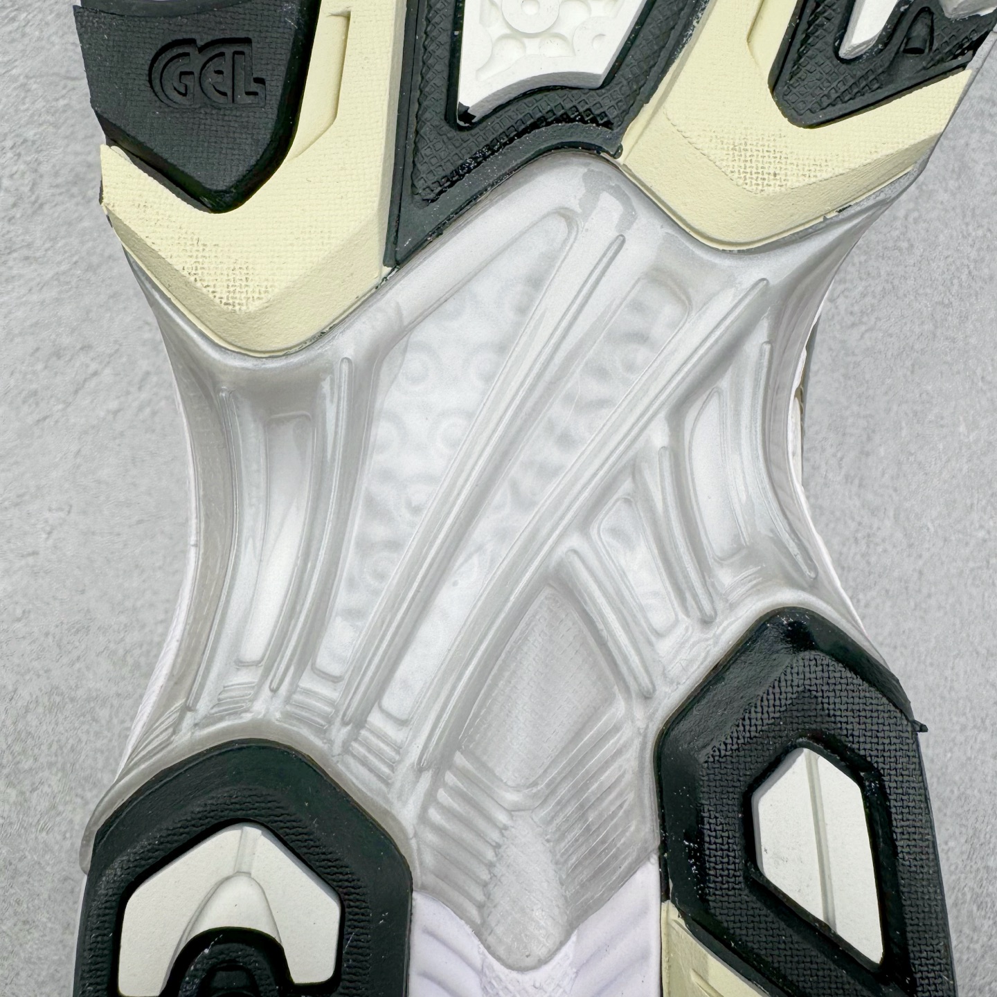 图片[11]-＃PK纯原 Asics Gel-Kayano K14 亚瑟士系列复古舒适织物合成革减震防滑耐磨低帮休闲跑步鞋 市场顶级版本 原装纸板楦头开发 独家原档数据私模五层组合大底 原厂定制缓震硅胶加持 原盒原配 官方四联吊牌 一比一同步原鞋工艺和用料 鞋面原厂三明治多层网布 区别其他同价版本 鞋垫采用原厂OrthoLite欧索莱材质 非普通海玻璃鞋垫 后跟一样采用了GEL缓震胶 整体系列设计非常的科技感 锻炼跑步的同时让你一样时尚百搭 重新诠释了复古的跑步形状 并以其 2000年代后期的美学理念重新铺装这双KAYANO 14以银色为主打配色 中底处的GEL 缓震胶与鞋面上logo 勾勒出银色线条作为细节点缀 让整双鞋子颇具未来机能感 创造出未来感金属色鞋面 改造升级内在性能 由内而外的革新 为GEL-KAYANO 家族传承及经典跑鞋文化的延续 创下里程碑式作品 作为一款经典的跑鞋，也是当下 Y2K风潮下很有代表性的鞋款 这双GEL-KAYANO 14 丝毫不输联名款的颜值 很难不让人心动 尺码：40 40.5 41.5 42 42.5 43.5 44 44.5 45-选品中心