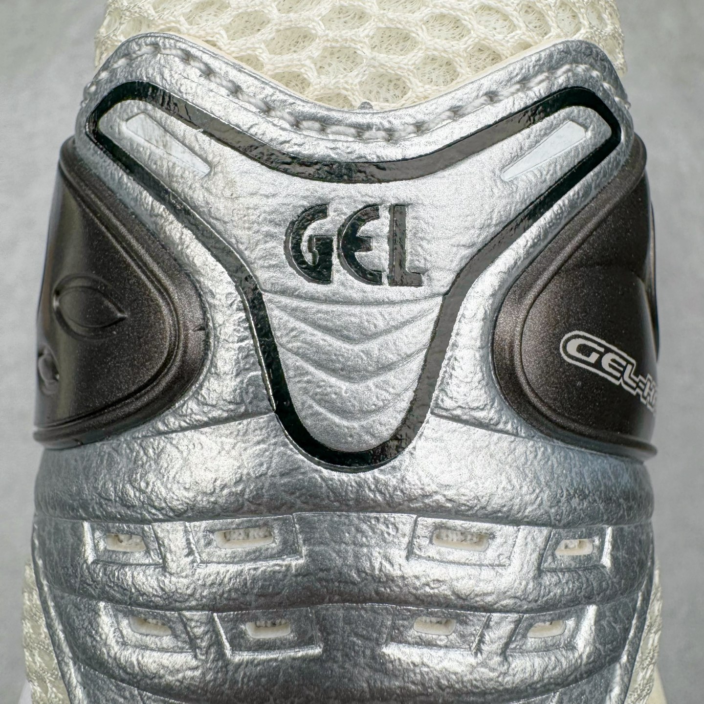 图片[12]-＃PK纯原 Asics Gel-Kayano K14 亚瑟士系列复古舒适织物合成革减震防滑耐磨低帮休闲跑步鞋 市场顶级版本 原装纸板楦头开发 独家原档数据私模五层组合大底 原厂定制缓震硅胶加持 原盒原配 官方四联吊牌 一比一同步原鞋工艺和用料 鞋面原厂三明治多层网布 区别其他同价版本 鞋垫采用原厂OrthoLite欧索莱材质 非普通海玻璃鞋垫 后跟一样采用了GEL缓震胶 整体系列设计非常的科技感 锻炼跑步的同时让你一样时尚百搭 重新诠释了复古的跑步形状 并以其 2000年代后期的美学理念重新铺装这双KAYANO 14以银色为主打配色 中底处的GEL 缓震胶与鞋面上logo 勾勒出银色线条作为细节点缀 让整双鞋子颇具未来机能感 创造出未来感金属色鞋面 改造升级内在性能 由内而外的革新 为GEL-KAYANO 家族传承及经典跑鞋文化的延续 创下里程碑式作品 作为一款经典的跑鞋，也是当下 Y2K风潮下很有代表性的鞋款 这双GEL-KAYANO 14 丝毫不输联名款的颜值 很难不让人心动 尺码：40 40.5 41.5 42 42.5 43.5 44 44.5 45-选品中心