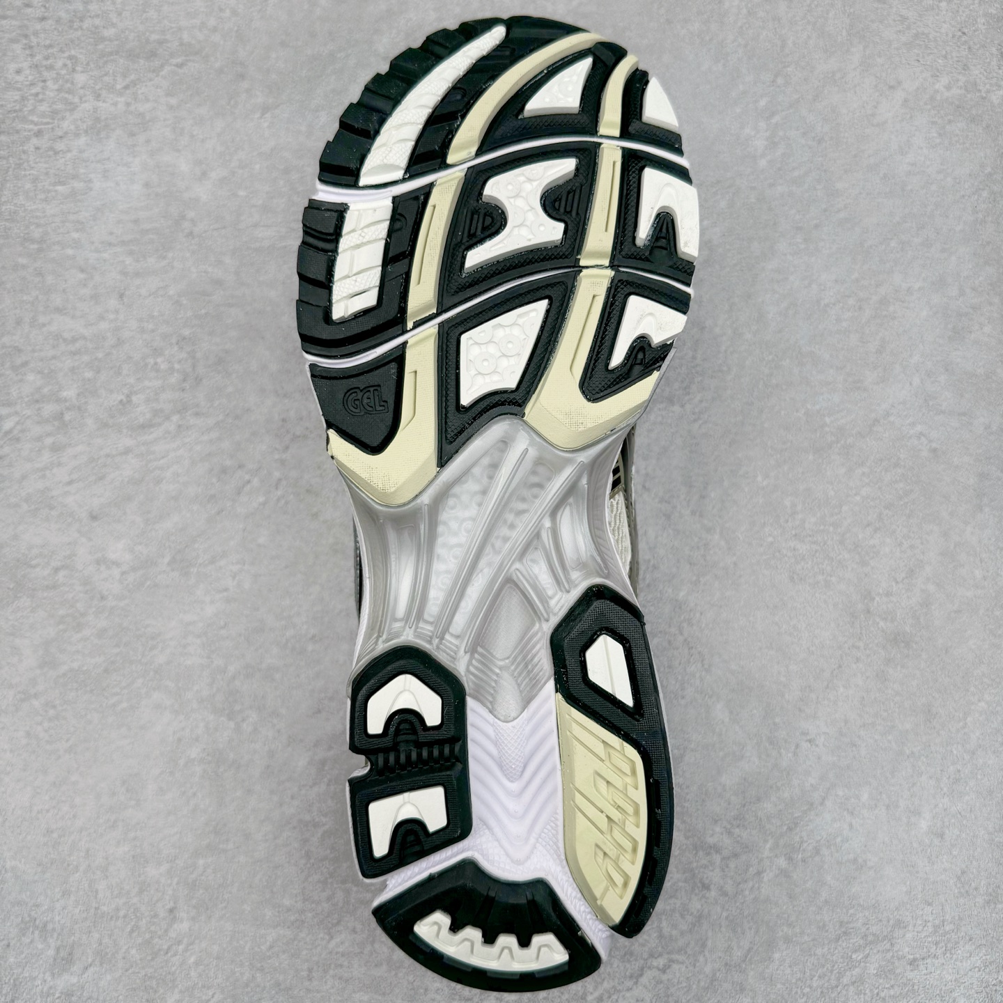 图片[9]-＃PK纯原 Asics Gel-Kayano K14 亚瑟士系列复古舒适织物合成革减震防滑耐磨低帮休闲跑步鞋 市场顶级版本 原装纸板楦头开发 独家原档数据私模五层组合大底 原厂定制缓震硅胶加持 原盒原配 官方四联吊牌 一比一同步原鞋工艺和用料 鞋面原厂三明治多层网布 区别其他同价版本 鞋垫采用原厂OrthoLite欧索莱材质 非普通海玻璃鞋垫 后跟一样采用了GEL缓震胶 整体系列设计非常的科技感 锻炼跑步的同时让你一样时尚百搭 重新诠释了复古的跑步形状 并以其 2000年代后期的美学理念重新铺装这双KAYANO 14以银色为主打配色 中底处的GEL 缓震胶与鞋面上logo 勾勒出银色线条作为细节点缀 让整双鞋子颇具未来机能感 创造出未来感金属色鞋面 改造升级内在性能 由内而外的革新 为GEL-KAYANO 家族传承及经典跑鞋文化的延续 创下里程碑式作品 作为一款经典的跑鞋，也是当下 Y2K风潮下很有代表性的鞋款 这双GEL-KAYANO 14 丝毫不输联名款的颜值 很难不让人心动 尺码：40 40.5 41.5 42 42.5 43.5 44 44.5 45-选品中心