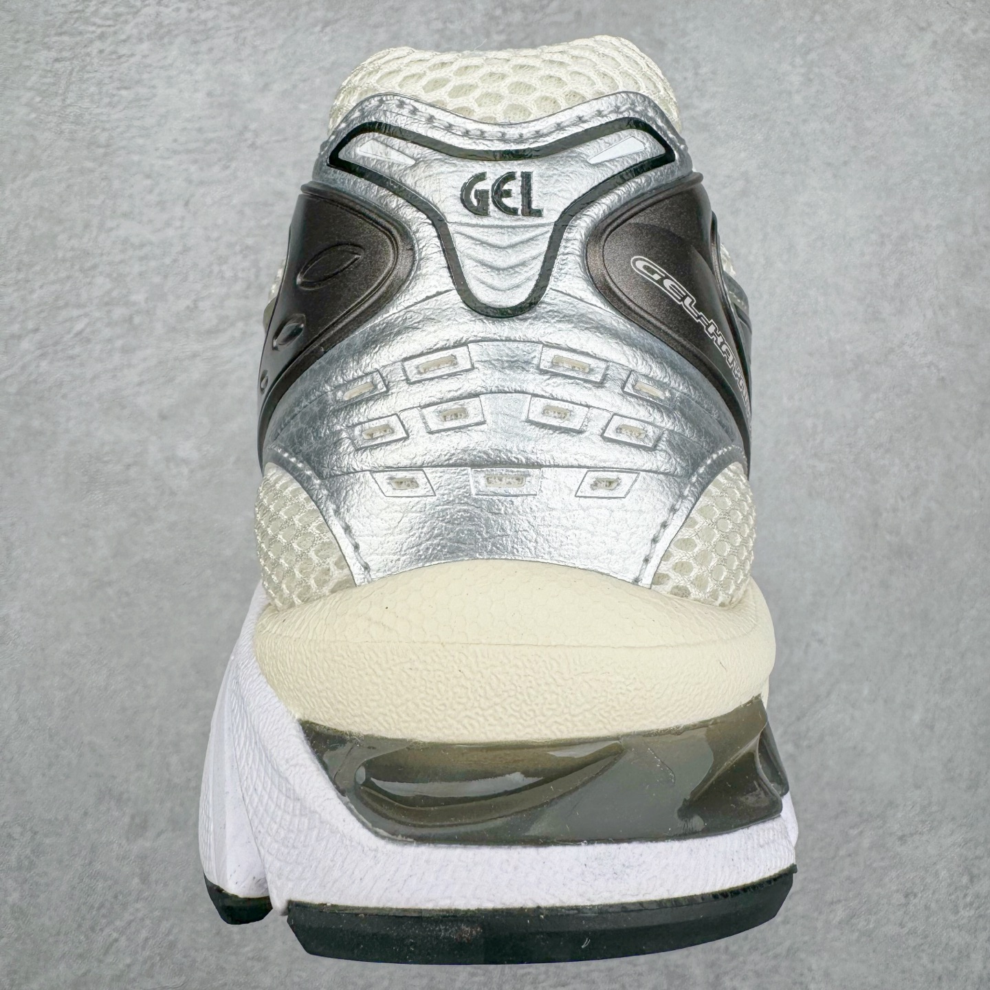 图片[8]-＃PK纯原 Asics Gel-Kayano K14 亚瑟士系列复古舒适织物合成革减震防滑耐磨低帮休闲跑步鞋 市场顶级版本 原装纸板楦头开发 独家原档数据私模五层组合大底 原厂定制缓震硅胶加持 原盒原配 官方四联吊牌 一比一同步原鞋工艺和用料 鞋面原厂三明治多层网布 区别其他同价版本 鞋垫采用原厂OrthoLite欧索莱材质 非普通海玻璃鞋垫 后跟一样采用了GEL缓震胶 整体系列设计非常的科技感 锻炼跑步的同时让你一样时尚百搭 重新诠释了复古的跑步形状 并以其 2000年代后期的美学理念重新铺装这双KAYANO 14以银色为主打配色 中底处的GEL 缓震胶与鞋面上logo 勾勒出银色线条作为细节点缀 让整双鞋子颇具未来机能感 创造出未来感金属色鞋面 改造升级内在性能 由内而外的革新 为GEL-KAYANO 家族传承及经典跑鞋文化的延续 创下里程碑式作品 作为一款经典的跑鞋，也是当下 Y2K风潮下很有代表性的鞋款 这双GEL-KAYANO 14 丝毫不输联名款的颜值 很难不让人心动 尺码：40 40.5 41.5 42 42.5 43.5 44 44.5 45-选品中心