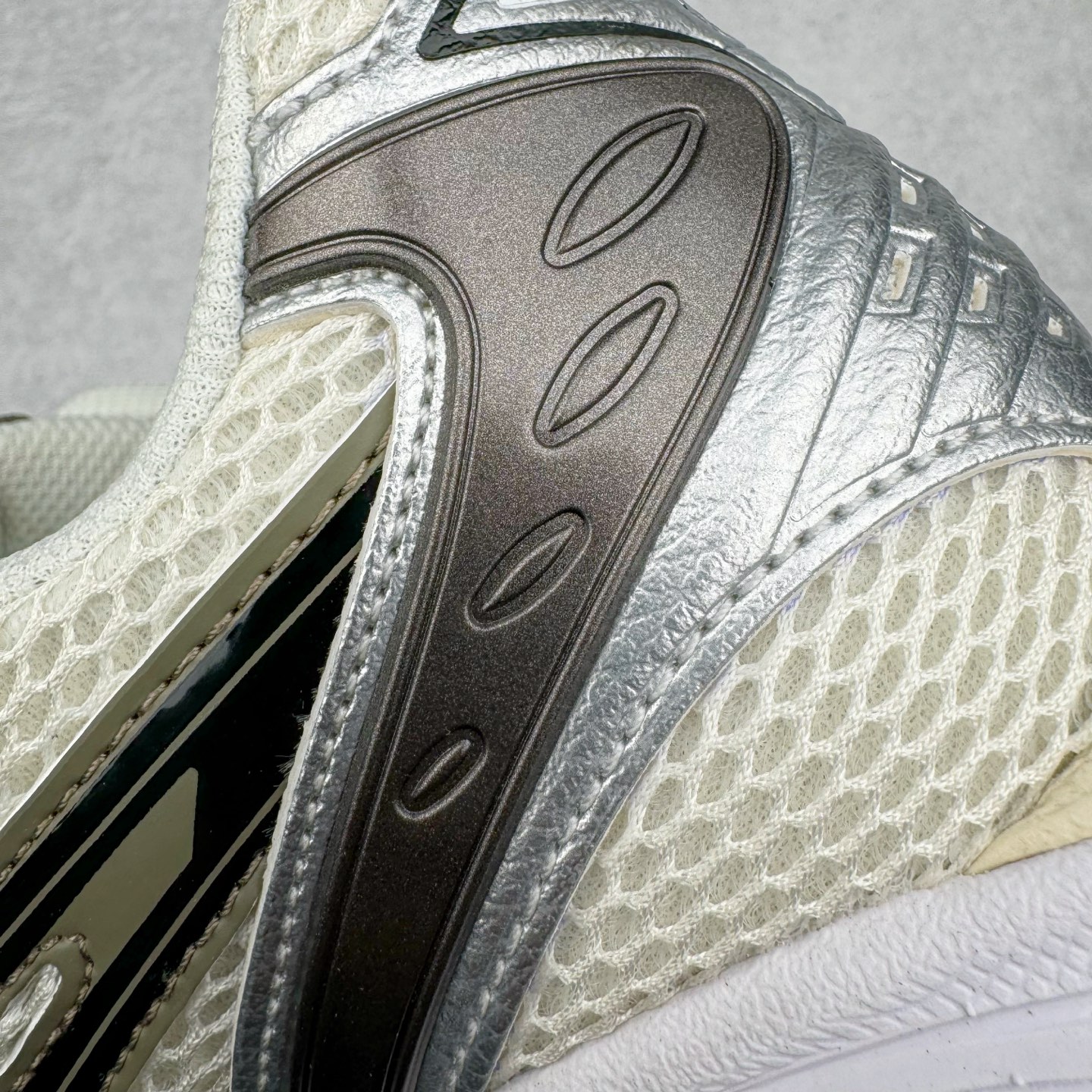 图片[14]-＃PK纯原 Asics Gel-Kayano K14 亚瑟士系列复古舒适织物合成革减震防滑耐磨低帮休闲跑步鞋 市场顶级版本 原装纸板楦头开发 独家原档数据私模五层组合大底 原厂定制缓震硅胶加持 原盒原配 官方四联吊牌 一比一同步原鞋工艺和用料 鞋面原厂三明治多层网布 区别其他同价版本 鞋垫采用原厂OrthoLite欧索莱材质 非普通海玻璃鞋垫 后跟一样采用了GEL缓震胶 整体系列设计非常的科技感 锻炼跑步的同时让你一样时尚百搭 重新诠释了复古的跑步形状 并以其 2000年代后期的美学理念重新铺装这双KAYANO 14以银色为主打配色 中底处的GEL 缓震胶与鞋面上logo 勾勒出银色线条作为细节点缀 让整双鞋子颇具未来机能感 创造出未来感金属色鞋面 改造升级内在性能 由内而外的革新 为GEL-KAYANO 家族传承及经典跑鞋文化的延续 创下里程碑式作品 作为一款经典的跑鞋，也是当下 Y2K风潮下很有代表性的鞋款 这双GEL-KAYANO 14 丝毫不输联名款的颜值 很难不让人心动 尺码：40 40.5 41.5 42 42.5 43.5 44 44.5 45-选品中心