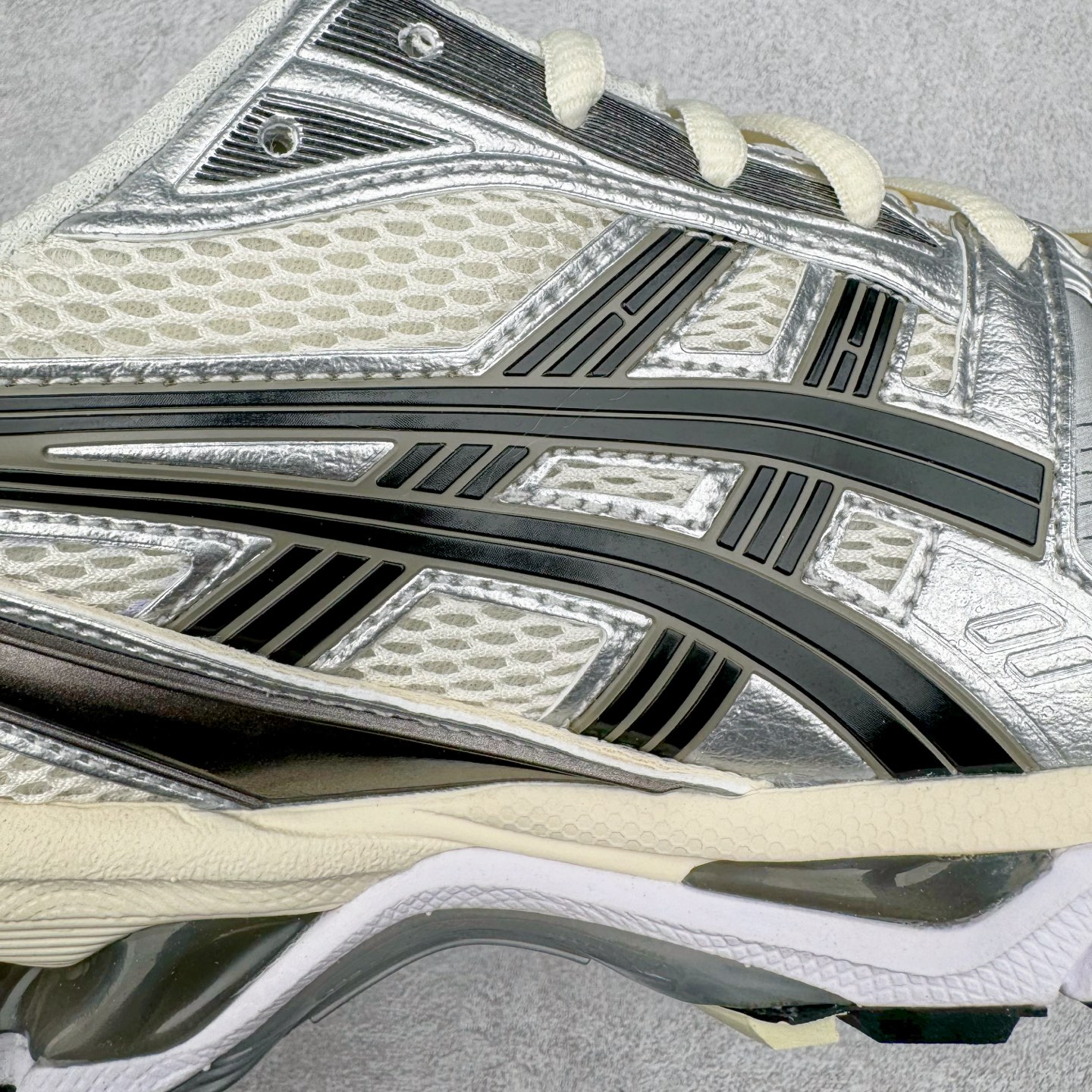 图片[22]-＃PK纯原 Asics Gel-Kayano K14 亚瑟士系列复古舒适织物合成革减震防滑耐磨低帮休闲跑步鞋 市场顶级版本 原装纸板楦头开发 独家原档数据私模五层组合大底 原厂定制缓震硅胶加持 原盒原配 官方四联吊牌 一比一同步原鞋工艺和用料 鞋面原厂三明治多层网布 区别其他同价版本 鞋垫采用原厂OrthoLite欧索莱材质 非普通海玻璃鞋垫 后跟一样采用了GEL缓震胶 整体系列设计非常的科技感 锻炼跑步的同时让你一样时尚百搭 重新诠释了复古的跑步形状 并以其 2000年代后期的美学理念重新铺装这双KAYANO 14以银色为主打配色 中底处的GEL 缓震胶与鞋面上logo 勾勒出银色线条作为细节点缀 让整双鞋子颇具未来机能感 创造出未来感金属色鞋面 改造升级内在性能 由内而外的革新 为GEL-KAYANO 家族传承及经典跑鞋文化的延续 创下里程碑式作品 作为一款经典的跑鞋，也是当下 Y2K风潮下很有代表性的鞋款 这双GEL-KAYANO 14 丝毫不输联名款的颜值 很难不让人心动 尺码：40 40.5 41.5 42 42.5 43.5 44 44.5 45-选品中心
