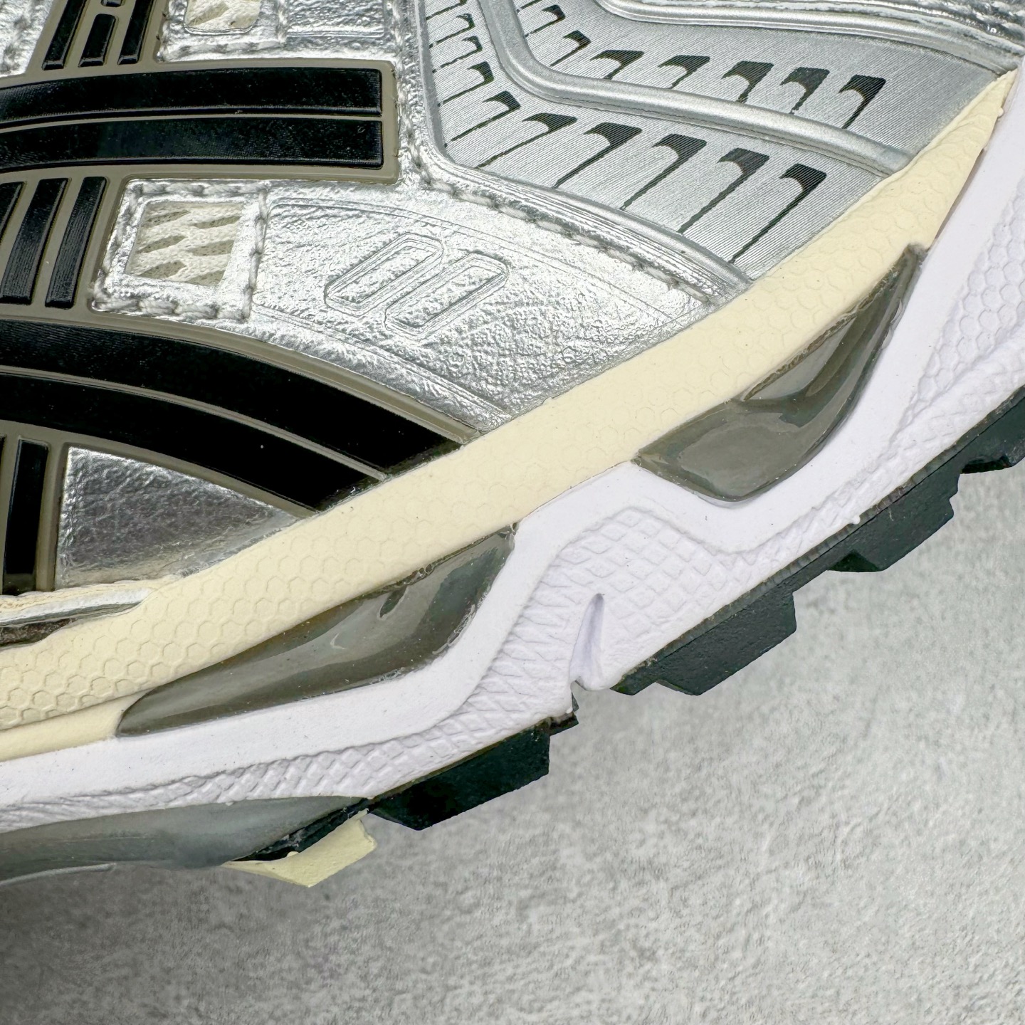 图片[21]-＃PK纯原 Asics Gel-Kayano K14 亚瑟士系列复古舒适织物合成革减震防滑耐磨低帮休闲跑步鞋 市场顶级版本 原装纸板楦头开发 独家原档数据私模五层组合大底 原厂定制缓震硅胶加持 原盒原配 官方四联吊牌 一比一同步原鞋工艺和用料 鞋面原厂三明治多层网布 区别其他同价版本 鞋垫采用原厂OrthoLite欧索莱材质 非普通海玻璃鞋垫 后跟一样采用了GEL缓震胶 整体系列设计非常的科技感 锻炼跑步的同时让你一样时尚百搭 重新诠释了复古的跑步形状 并以其 2000年代后期的美学理念重新铺装这双KAYANO 14以银色为主打配色 中底处的GEL 缓震胶与鞋面上logo 勾勒出银色线条作为细节点缀 让整双鞋子颇具未来机能感 创造出未来感金属色鞋面 改造升级内在性能 由内而外的革新 为GEL-KAYANO 家族传承及经典跑鞋文化的延续 创下里程碑式作品 作为一款经典的跑鞋，也是当下 Y2K风潮下很有代表性的鞋款 这双GEL-KAYANO 14 丝毫不输联名款的颜值 很难不让人心动 尺码：40 40.5 41.5 42 42.5 43.5 44 44.5 45-选品中心