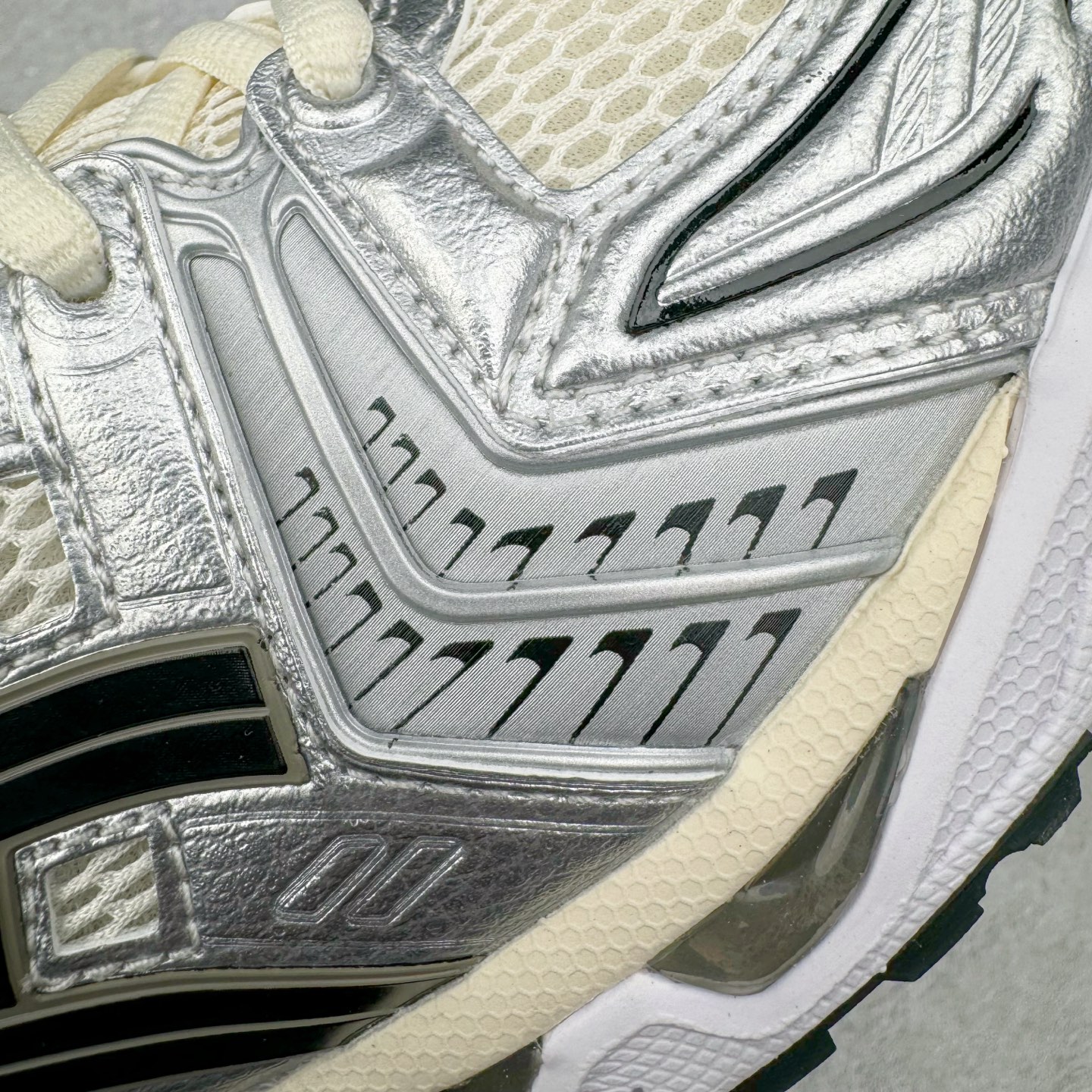 图片[23]-＃PK纯原 Asics Gel-Kayano K14 亚瑟士系列复古舒适织物合成革减震防滑耐磨低帮休闲跑步鞋 市场顶级版本 原装纸板楦头开发 独家原档数据私模五层组合大底 原厂定制缓震硅胶加持 原盒原配 官方四联吊牌 一比一同步原鞋工艺和用料 鞋面原厂三明治多层网布 区别其他同价版本 鞋垫采用原厂OrthoLite欧索莱材质 非普通海玻璃鞋垫 后跟一样采用了GEL缓震胶 整体系列设计非常的科技感 锻炼跑步的同时让你一样时尚百搭 重新诠释了复古的跑步形状 并以其 2000年代后期的美学理念重新铺装这双KAYANO 14以银色为主打配色 中底处的GEL 缓震胶与鞋面上logo 勾勒出银色线条作为细节点缀 让整双鞋子颇具未来机能感 创造出未来感金属色鞋面 改造升级内在性能 由内而外的革新 为GEL-KAYANO 家族传承及经典跑鞋文化的延续 创下里程碑式作品 作为一款经典的跑鞋，也是当下 Y2K风潮下很有代表性的鞋款 这双GEL-KAYANO 14 丝毫不输联名款的颜值 很难不让人心动 尺码：40 40.5 41.5 42 42.5 43.5 44 44.5 45-选品中心