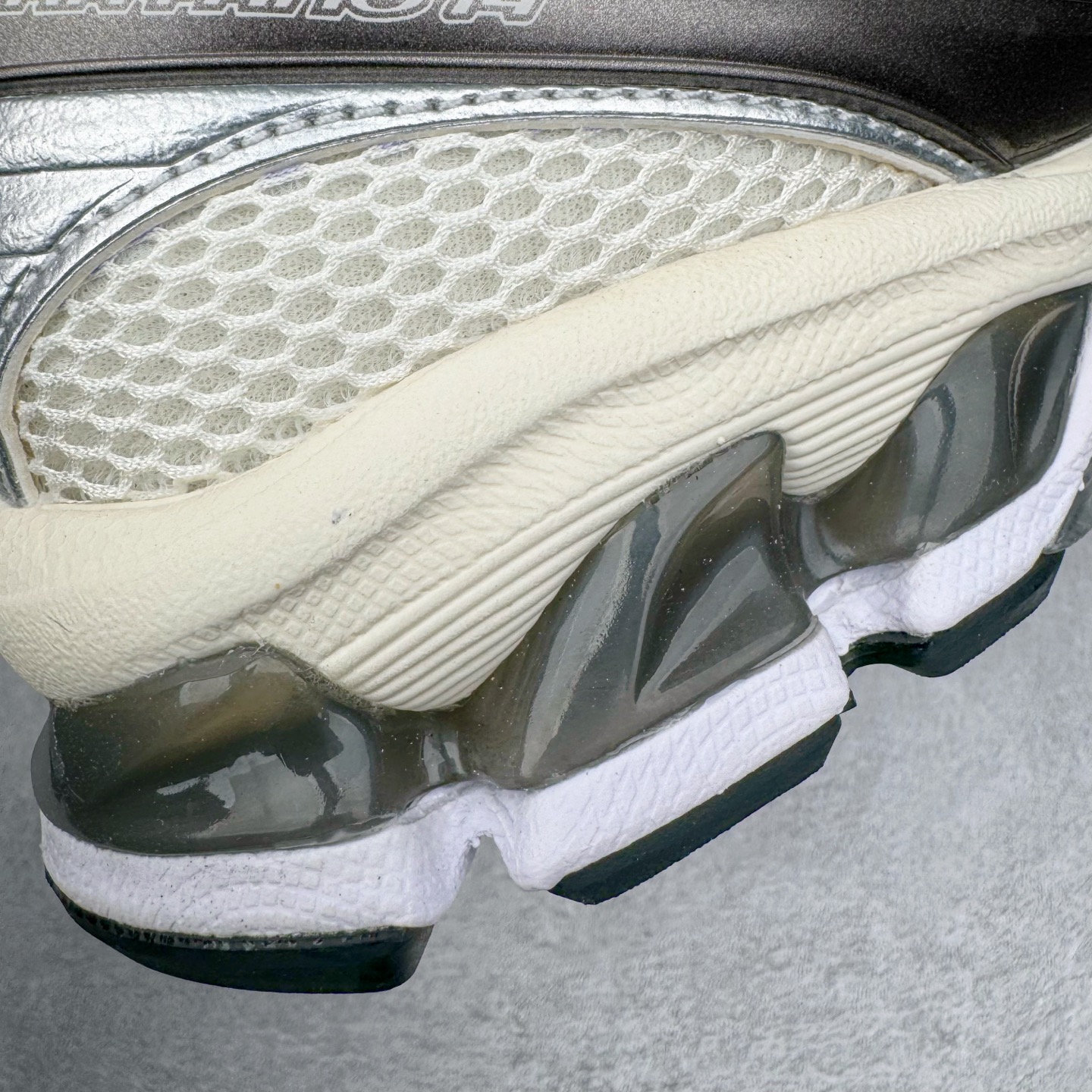 图片[20]-＃PK纯原 Asics Gel-Kayano K14 亚瑟士系列复古舒适织物合成革减震防滑耐磨低帮休闲跑步鞋 市场顶级版本 原装纸板楦头开发 独家原档数据私模五层组合大底 原厂定制缓震硅胶加持 原盒原配 官方四联吊牌 一比一同步原鞋工艺和用料 鞋面原厂三明治多层网布 区别其他同价版本 鞋垫采用原厂OrthoLite欧索莱材质 非普通海玻璃鞋垫 后跟一样采用了GEL缓震胶 整体系列设计非常的科技感 锻炼跑步的同时让你一样时尚百搭 重新诠释了复古的跑步形状 并以其 2000年代后期的美学理念重新铺装这双KAYANO 14以银色为主打配色 中底处的GEL 缓震胶与鞋面上logo 勾勒出银色线条作为细节点缀 让整双鞋子颇具未来机能感 创造出未来感金属色鞋面 改造升级内在性能 由内而外的革新 为GEL-KAYANO 家族传承及经典跑鞋文化的延续 创下里程碑式作品 作为一款经典的跑鞋，也是当下 Y2K风潮下很有代表性的鞋款 这双GEL-KAYANO 14 丝毫不输联名款的颜值 很难不让人心动 尺码：40 40.5 41.5 42 42.5 43.5 44 44.5 45-选品中心