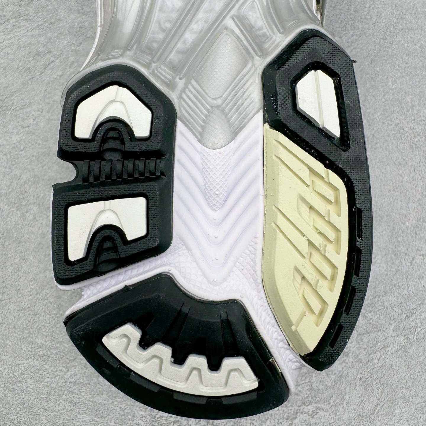 图片[10]-＃PK纯原 Asics Gel-Kayano K14 亚瑟士系列复古舒适织物合成革减震防滑耐磨低帮休闲跑步鞋 市场顶级版本 原装纸板楦头开发 独家原档数据私模五层组合大底 原厂定制缓震硅胶加持 原盒原配 官方四联吊牌 一比一同步原鞋工艺和用料 鞋面原厂三明治多层网布 区别其他同价版本 鞋垫采用原厂OrthoLite欧索莱材质 非普通海玻璃鞋垫 后跟一样采用了GEL缓震胶 整体系列设计非常的科技感 锻炼跑步的同时让你一样时尚百搭 重新诠释了复古的跑步形状 并以其 2000年代后期的美学理念重新铺装这双KAYANO 14以银色为主打配色 中底处的GEL 缓震胶与鞋面上logo 勾勒出银色线条作为细节点缀 让整双鞋子颇具未来机能感 创造出未来感金属色鞋面 改造升级内在性能 由内而外的革新 为GEL-KAYANO 家族传承及经典跑鞋文化的延续 创下里程碑式作品 作为一款经典的跑鞋，也是当下 Y2K风潮下很有代表性的鞋款 这双GEL-KAYANO 14 丝毫不输联名款的颜值 很难不让人心动 尺码：40 40.5 41.5 42 42.5 43.5 44 44.5 45-选品中心