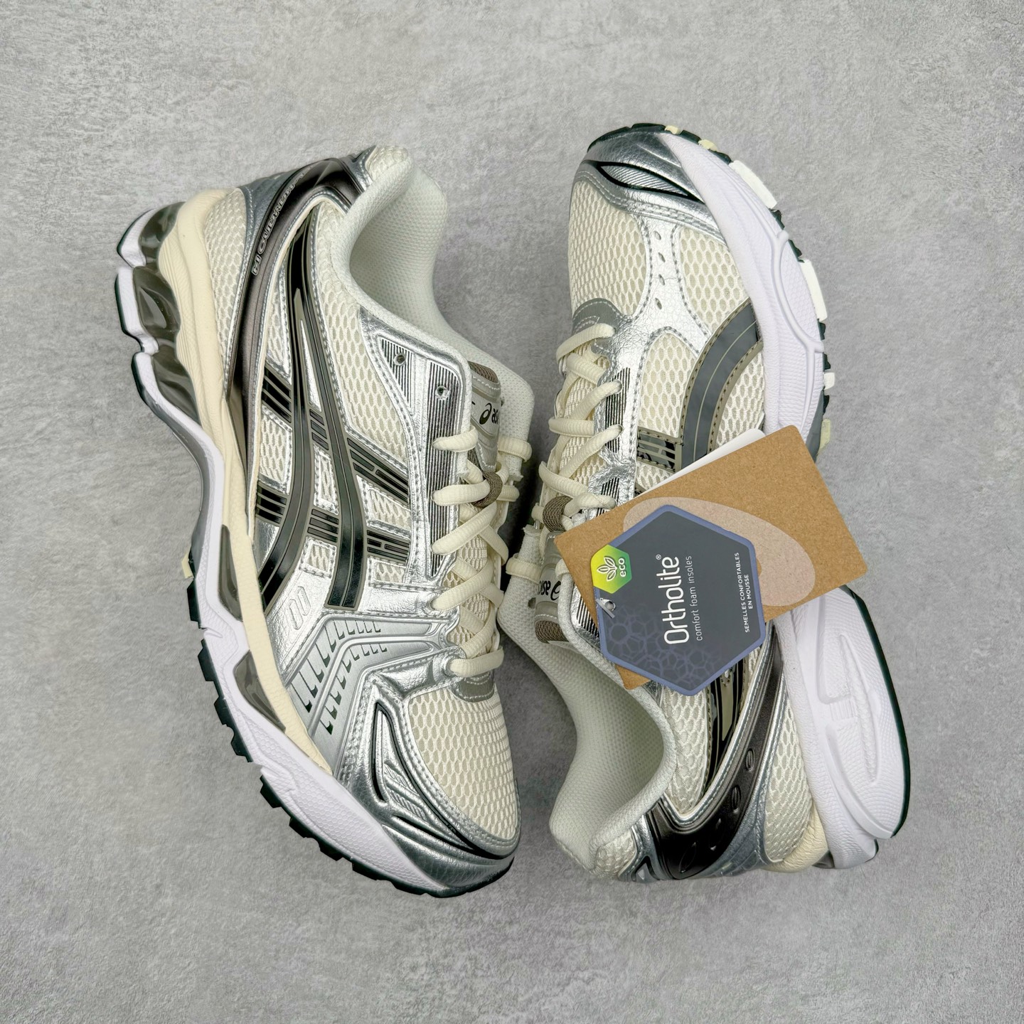 图片[3]-＃PK纯原 Asics Gel-Kayano K14 亚瑟士系列复古舒适织物合成革减震防滑耐磨低帮休闲跑步鞋 市场顶级版本 原装纸板楦头开发 独家原档数据私模五层组合大底 原厂定制缓震硅胶加持 原盒原配 官方四联吊牌 一比一同步原鞋工艺和用料 鞋面原厂三明治多层网布 区别其他同价版本 鞋垫采用原厂OrthoLite欧索莱材质 非普通海玻璃鞋垫 后跟一样采用了GEL缓震胶 整体系列设计非常的科技感 锻炼跑步的同时让你一样时尚百搭 重新诠释了复古的跑步形状 并以其 2000年代后期的美学理念重新铺装这双KAYANO 14以银色为主打配色 中底处的GEL 缓震胶与鞋面上logo 勾勒出银色线条作为细节点缀 让整双鞋子颇具未来机能感 创造出未来感金属色鞋面 改造升级内在性能 由内而外的革新 为GEL-KAYANO 家族传承及经典跑鞋文化的延续 创下里程碑式作品 作为一款经典的跑鞋，也是当下 Y2K风潮下很有代表性的鞋款 这双GEL-KAYANO 14 丝毫不输联名款的颜值 很难不让人心动 尺码：40 40.5 41.5 42 42.5 43.5 44 44.5 45-选品中心