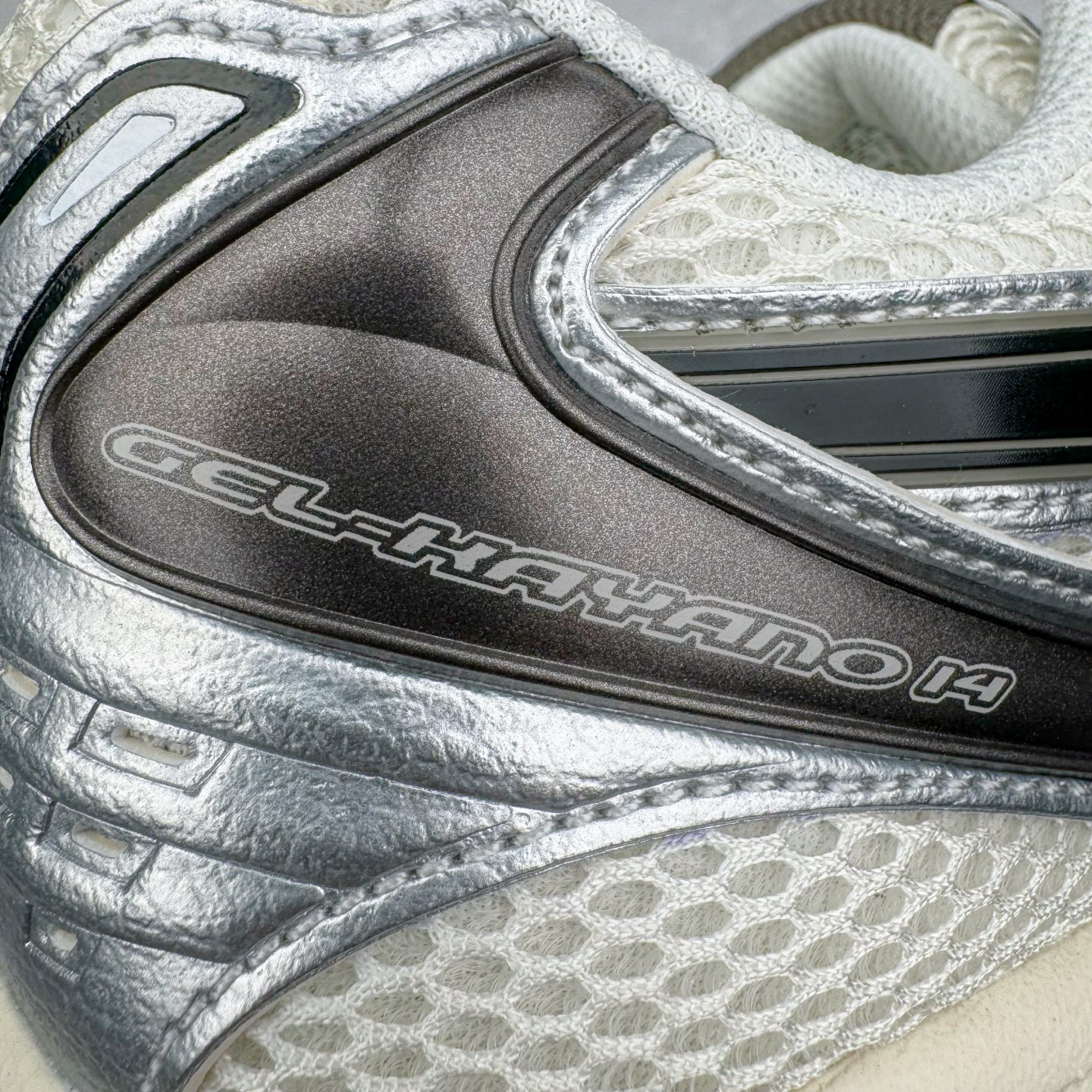 图片[19]-＃PK纯原 Asics Gel-Kayano K14 亚瑟士系列复古舒适织物合成革减震防滑耐磨低帮休闲跑步鞋 市场顶级版本 原装纸板楦头开发 独家原档数据私模五层组合大底 原厂定制缓震硅胶加持 原盒原配 官方四联吊牌 一比一同步原鞋工艺和用料 鞋面原厂三明治多层网布 区别其他同价版本 鞋垫采用原厂OrthoLite欧索莱材质 非普通海玻璃鞋垫 后跟一样采用了GEL缓震胶 整体系列设计非常的科技感 锻炼跑步的同时让你一样时尚百搭 重新诠释了复古的跑步形状 并以其 2000年代后期的美学理念重新铺装这双KAYANO 14以银色为主打配色 中底处的GEL 缓震胶与鞋面上logo 勾勒出银色线条作为细节点缀 让整双鞋子颇具未来机能感 创造出未来感金属色鞋面 改造升级内在性能 由内而外的革新 为GEL-KAYANO 家族传承及经典跑鞋文化的延续 创下里程碑式作品 作为一款经典的跑鞋，也是当下 Y2K风潮下很有代表性的鞋款 这双GEL-KAYANO 14 丝毫不输联名款的颜值 很难不让人心动 尺码：40 40.5 41.5 42 42.5 43.5 44 44.5 45-选品中心