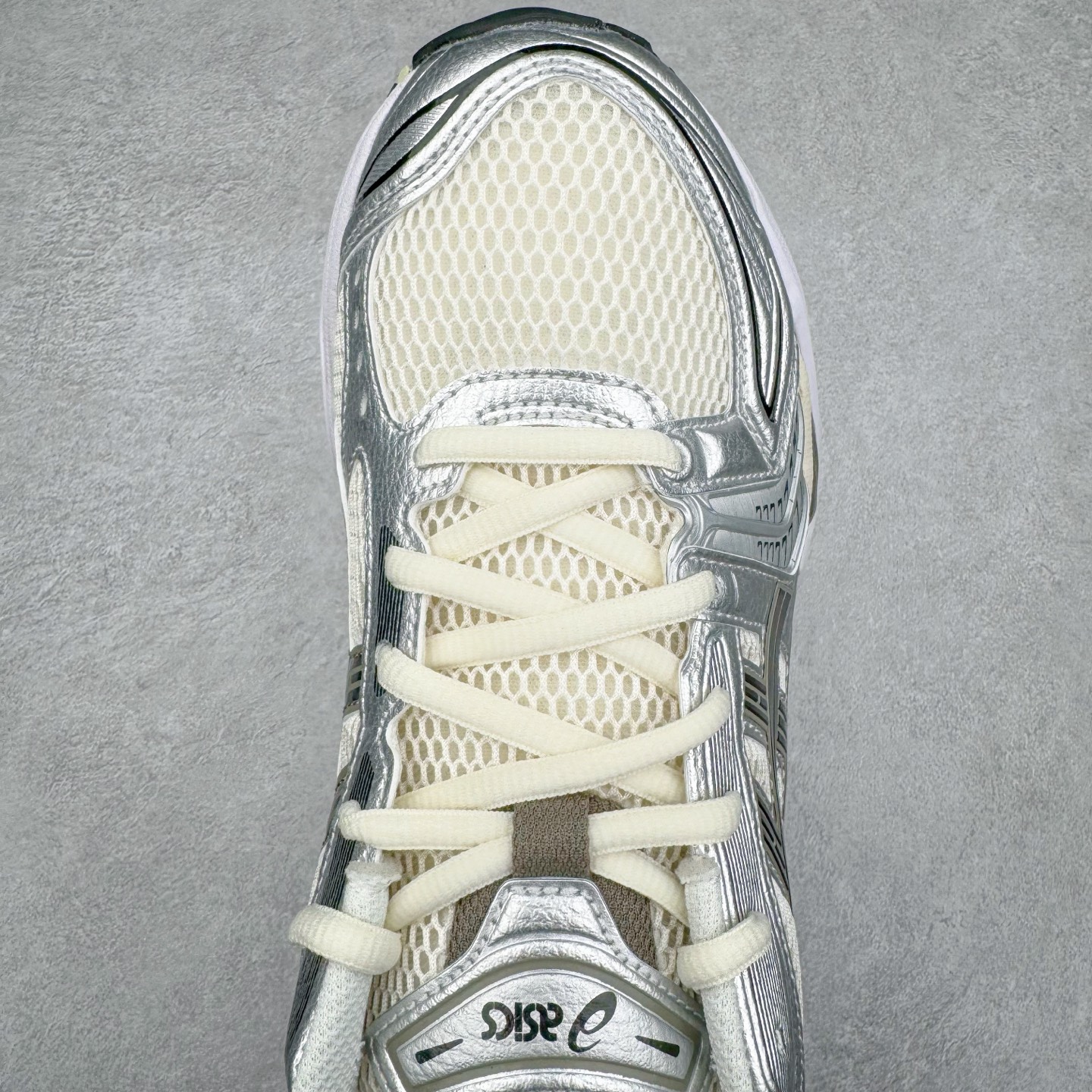 图片[4]-＃PK纯原 Asics Gel-Kayano K14 亚瑟士系列复古舒适织物合成革减震防滑耐磨低帮休闲跑步鞋 市场顶级版本 原装纸板楦头开发 独家原档数据私模五层组合大底 原厂定制缓震硅胶加持 原盒原配 官方四联吊牌 一比一同步原鞋工艺和用料 鞋面原厂三明治多层网布 区别其他同价版本 鞋垫采用原厂OrthoLite欧索莱材质 非普通海玻璃鞋垫 后跟一样采用了GEL缓震胶 整体系列设计非常的科技感 锻炼跑步的同时让你一样时尚百搭 重新诠释了复古的跑步形状 并以其 2000年代后期的美学理念重新铺装这双KAYANO 14以银色为主打配色 中底处的GEL 缓震胶与鞋面上logo 勾勒出银色线条作为细节点缀 让整双鞋子颇具未来机能感 创造出未来感金属色鞋面 改造升级内在性能 由内而外的革新 为GEL-KAYANO 家族传承及经典跑鞋文化的延续 创下里程碑式作品 作为一款经典的跑鞋，也是当下 Y2K风潮下很有代表性的鞋款 这双GEL-KAYANO 14 丝毫不输联名款的颜值 很难不让人心动 尺码：40 40.5 41.5 42 42.5 43.5 44 44.5 45-选品中心