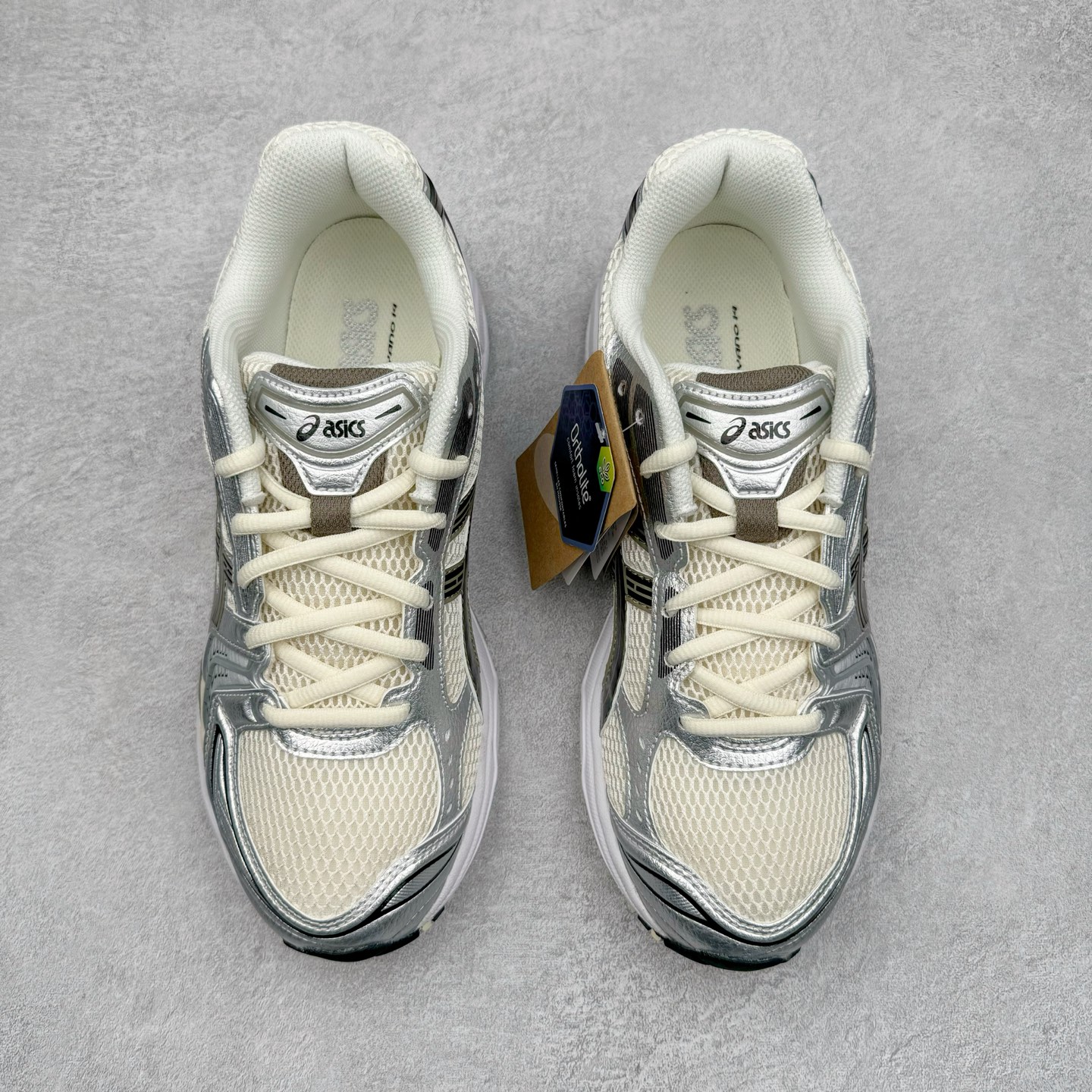 图片[2]-＃PK纯原 Asics Gel-Kayano K14 亚瑟士系列复古舒适织物合成革减震防滑耐磨低帮休闲跑步鞋 市场顶级版本 原装纸板楦头开发 独家原档数据私模五层组合大底 原厂定制缓震硅胶加持 原盒原配 官方四联吊牌 一比一同步原鞋工艺和用料 鞋面原厂三明治多层网布 区别其他同价版本 鞋垫采用原厂OrthoLite欧索莱材质 非普通海玻璃鞋垫 后跟一样采用了GEL缓震胶 整体系列设计非常的科技感 锻炼跑步的同时让你一样时尚百搭 重新诠释了复古的跑步形状 并以其 2000年代后期的美学理念重新铺装这双KAYANO 14以银色为主打配色 中底处的GEL 缓震胶与鞋面上logo 勾勒出银色线条作为细节点缀 让整双鞋子颇具未来机能感 创造出未来感金属色鞋面 改造升级内在性能 由内而外的革新 为GEL-KAYANO 家族传承及经典跑鞋文化的延续 创下里程碑式作品 作为一款经典的跑鞋，也是当下 Y2K风潮下很有代表性的鞋款 这双GEL-KAYANO 14 丝毫不输联名款的颜值 很难不让人心动 尺码：40 40.5 41.5 42 42.5 43.5 44 44.5 45-选品中心