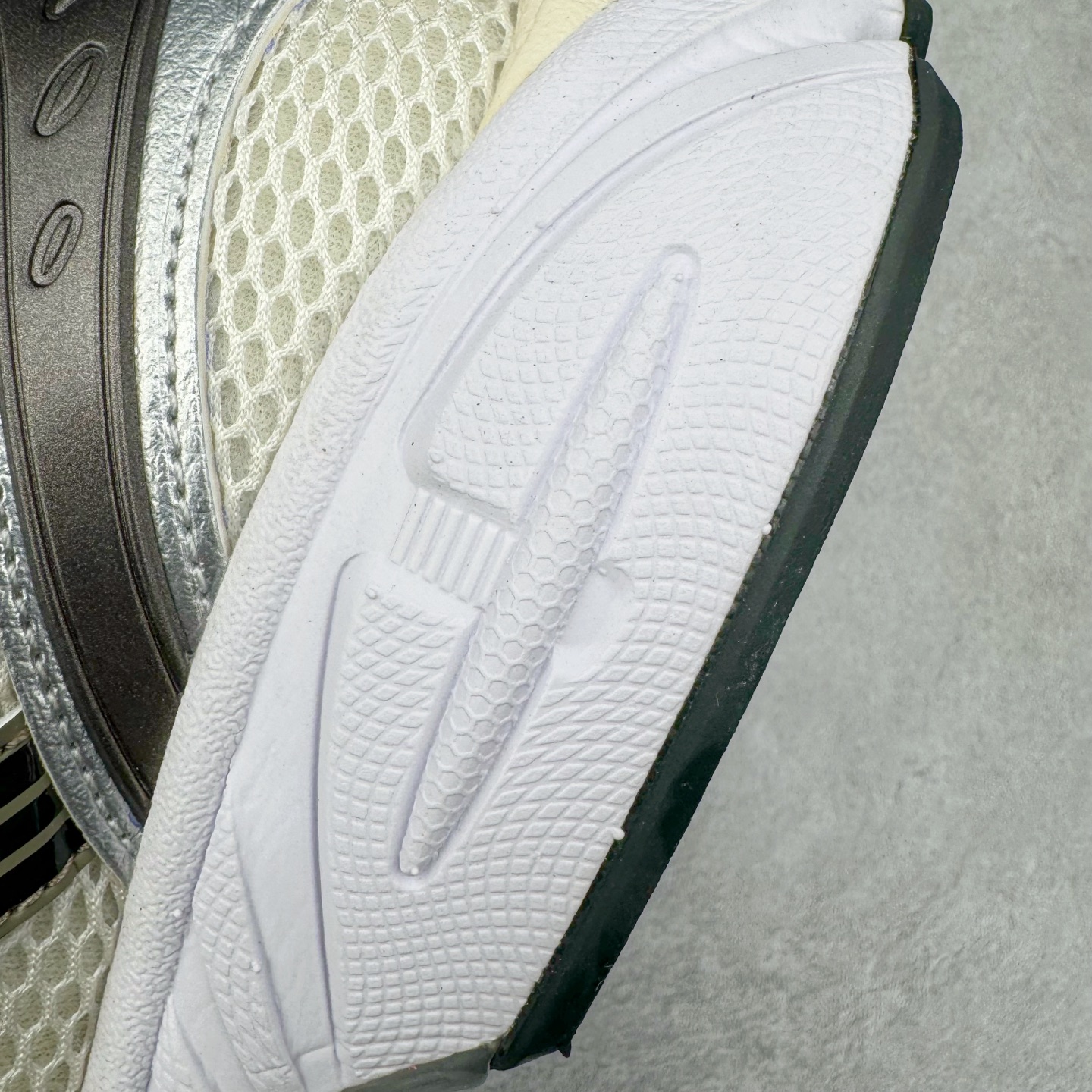 图片[13]-＃PK纯原 Asics Gel-Kayano K14 亚瑟士系列复古舒适织物合成革减震防滑耐磨低帮休闲跑步鞋 市场顶级版本 原装纸板楦头开发 独家原档数据私模五层组合大底 原厂定制缓震硅胶加持 原盒原配 官方四联吊牌 一比一同步原鞋工艺和用料 鞋面原厂三明治多层网布 区别其他同价版本 鞋垫采用原厂OrthoLite欧索莱材质 非普通海玻璃鞋垫 后跟一样采用了GEL缓震胶 整体系列设计非常的科技感 锻炼跑步的同时让你一样时尚百搭 重新诠释了复古的跑步形状 并以其 2000年代后期的美学理念重新铺装这双KAYANO 14以银色为主打配色 中底处的GEL 缓震胶与鞋面上logo 勾勒出银色线条作为细节点缀 让整双鞋子颇具未来机能感 创造出未来感金属色鞋面 改造升级内在性能 由内而外的革新 为GEL-KAYANO 家族传承及经典跑鞋文化的延续 创下里程碑式作品 作为一款经典的跑鞋，也是当下 Y2K风潮下很有代表性的鞋款 这双GEL-KAYANO 14 丝毫不输联名款的颜值 很难不让人心动 尺码：40 40.5 41.5 42 42.5 43.5 44 44.5 45-选品中心