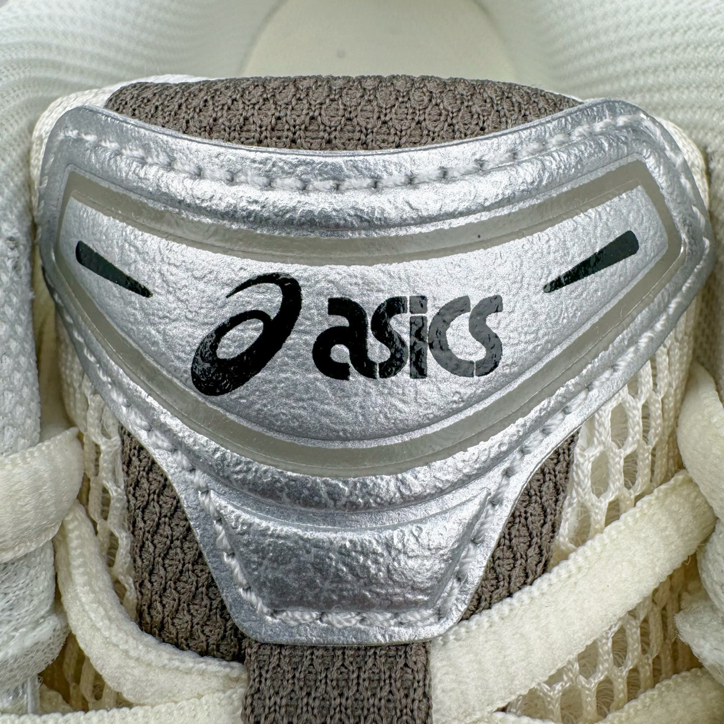 图片[25]-＃PK纯原 Asics Gel-Kayano K14 亚瑟士系列复古舒适织物合成革减震防滑耐磨低帮休闲跑步鞋 市场顶级版本 原装纸板楦头开发 独家原档数据私模五层组合大底 原厂定制缓震硅胶加持 原盒原配 官方四联吊牌 一比一同步原鞋工艺和用料 鞋面原厂三明治多层网布 区别其他同价版本 鞋垫采用原厂OrthoLite欧索莱材质 非普通海玻璃鞋垫 后跟一样采用了GEL缓震胶 整体系列设计非常的科技感 锻炼跑步的同时让你一样时尚百搭 重新诠释了复古的跑步形状 并以其 2000年代后期的美学理念重新铺装这双KAYANO 14以银色为主打配色 中底处的GEL 缓震胶与鞋面上logo 勾勒出银色线条作为细节点缀 让整双鞋子颇具未来机能感 创造出未来感金属色鞋面 改造升级内在性能 由内而外的革新 为GEL-KAYANO 家族传承及经典跑鞋文化的延续 创下里程碑式作品 作为一款经典的跑鞋，也是当下 Y2K风潮下很有代表性的鞋款 这双GEL-KAYANO 14 丝毫不输联名款的颜值 很难不让人心动 尺码：40 40.5 41.5 42 42.5 43.5 44 44.5 45-选品中心