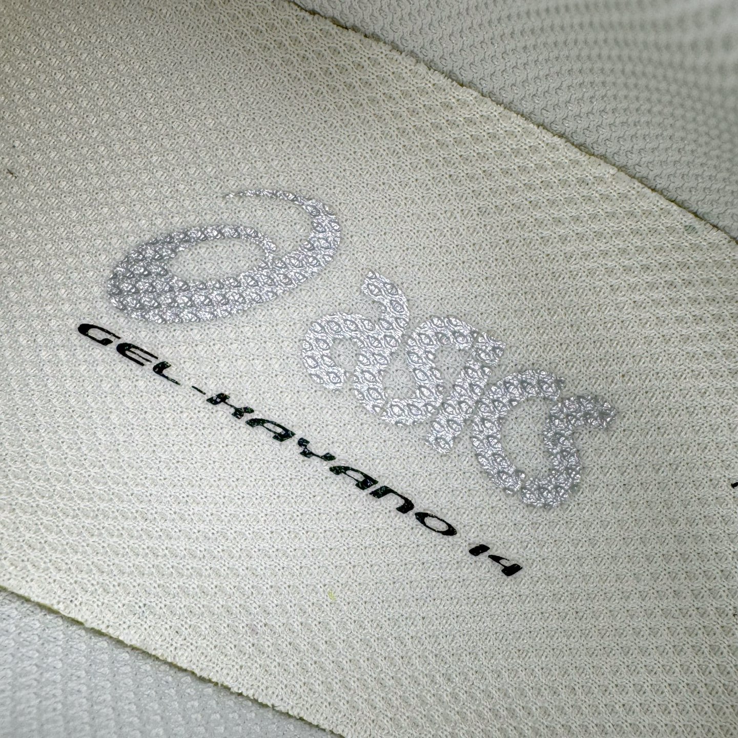 图片[16]-＃PK纯原 Asics Gel-Kayano K14 亚瑟士系列复古舒适织物合成革减震防滑耐磨低帮休闲跑步鞋 市场顶级版本 原装纸板楦头开发 独家原档数据私模五层组合大底 原厂定制缓震硅胶加持 原盒原配 官方四联吊牌 一比一同步原鞋工艺和用料 鞋面原厂三明治多层网布 区别其他同价版本 鞋垫采用原厂OrthoLite欧索莱材质 非普通海玻璃鞋垫 后跟一样采用了GEL缓震胶 整体系列设计非常的科技感 锻炼跑步的同时让你一样时尚百搭 重新诠释了复古的跑步形状 并以其 2000年代后期的美学理念重新铺装这双KAYANO 14以银色为主打配色 中底处的GEL 缓震胶与鞋面上logo 勾勒出银色线条作为细节点缀 让整双鞋子颇具未来机能感 创造出未来感金属色鞋面 改造升级内在性能 由内而外的革新 为GEL-KAYANO 家族传承及经典跑鞋文化的延续 创下里程碑式作品 作为一款经典的跑鞋，也是当下 Y2K风潮下很有代表性的鞋款 这双GEL-KAYANO 14 丝毫不输联名款的颜值 很难不让人心动 尺码：40 40.5 41.5 42 42.5 43.5 44 44.5 45-选品中心