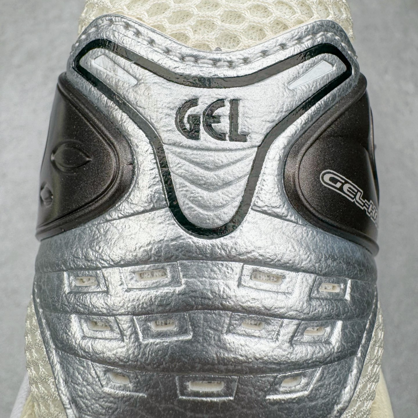 图片[18]-＃PK纯原 Asics Gel-Kayano K14 亚瑟士系列复古舒适织物合成革减震防滑耐磨低帮休闲跑步鞋 市场顶级版本 原装纸板楦头开发 独家原档数据私模五层组合大底 原厂定制缓震硅胶加持 原盒原配 官方四联吊牌 一比一同步原鞋工艺和用料 鞋面原厂三明治多层网布 区别其他同价版本 鞋垫采用原厂OrthoLite欧索莱材质 非普通海玻璃鞋垫 后跟一样采用了GEL缓震胶 整体系列设计非常的科技感 锻炼跑步的同时让你一样时尚百搭 重新诠释了复古的跑步形状 并以其 2000年代后期的美学理念重新铺装这双KAYANO 14以银色为主打配色 中底处的GEL 缓震胶与鞋面上logo 勾勒出银色线条作为细节点缀 让整双鞋子颇具未来机能感 创造出未来感金属色鞋面 改造升级内在性能 由内而外的革新 为GEL-KAYANO 家族传承及经典跑鞋文化的延续 创下里程碑式作品 作为一款经典的跑鞋，也是当下 Y2K风潮下很有代表性的鞋款 这双GEL-KAYANO 14 丝毫不输联名款的颜值 很难不让人心动 尺码：40 40.5 41.5 42 42.5 43.5 44 44.5 45-选品中心