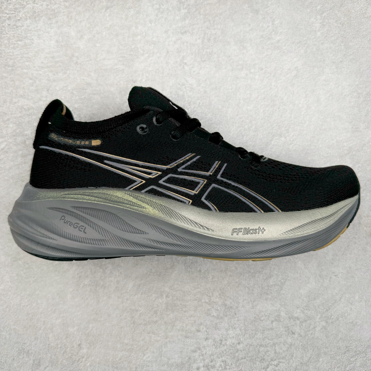 Asics GEL-Nimbus 26 亚瑟士缓震跑鞋 近年复古风潮的势头很旺 ASICS一直坚信保持身体的健康与活力是打造健康快乐的生活方式的最佳途径 ASICS为复古鞋型注入新设计 为玩家的街头穿搭提供了更多可能 GEL-NIMBUSTM9运动鞋最初是为中立和仰卧跑步者设计的长距离训练器 采用原始材料和关键细节重新设计 其Y2K时代的工业外观也被大胆的对比和色块所抵消 尺码：36 36.5 37.5 38 38.5 39 40 40.5 41.5 42 42.5 43.5 44 44.5 45-选品中心