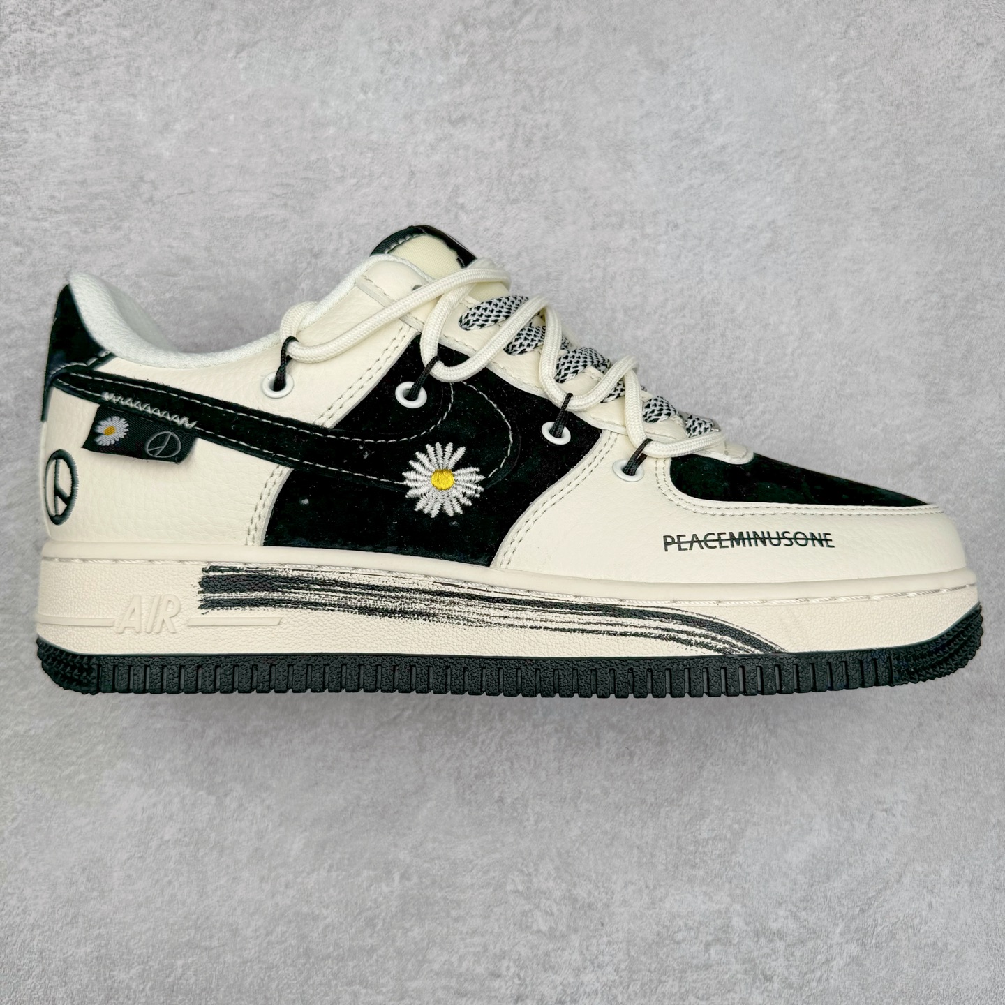 NK Air Force 1´07 Low 空军一号低帮百搭休闲运动板鞋 DM6688-011 柔软、弹性十足的缓震性能和出色的中底设计 横跨复古与现代的外型结合 造就出风靡全球 三十多年的Force 1 直到今天还深受青睐 尺码：36 36.5 37.5 38 38.5 39 40 40.5 41 42 42.5 43 44 44.5 45-选品中心