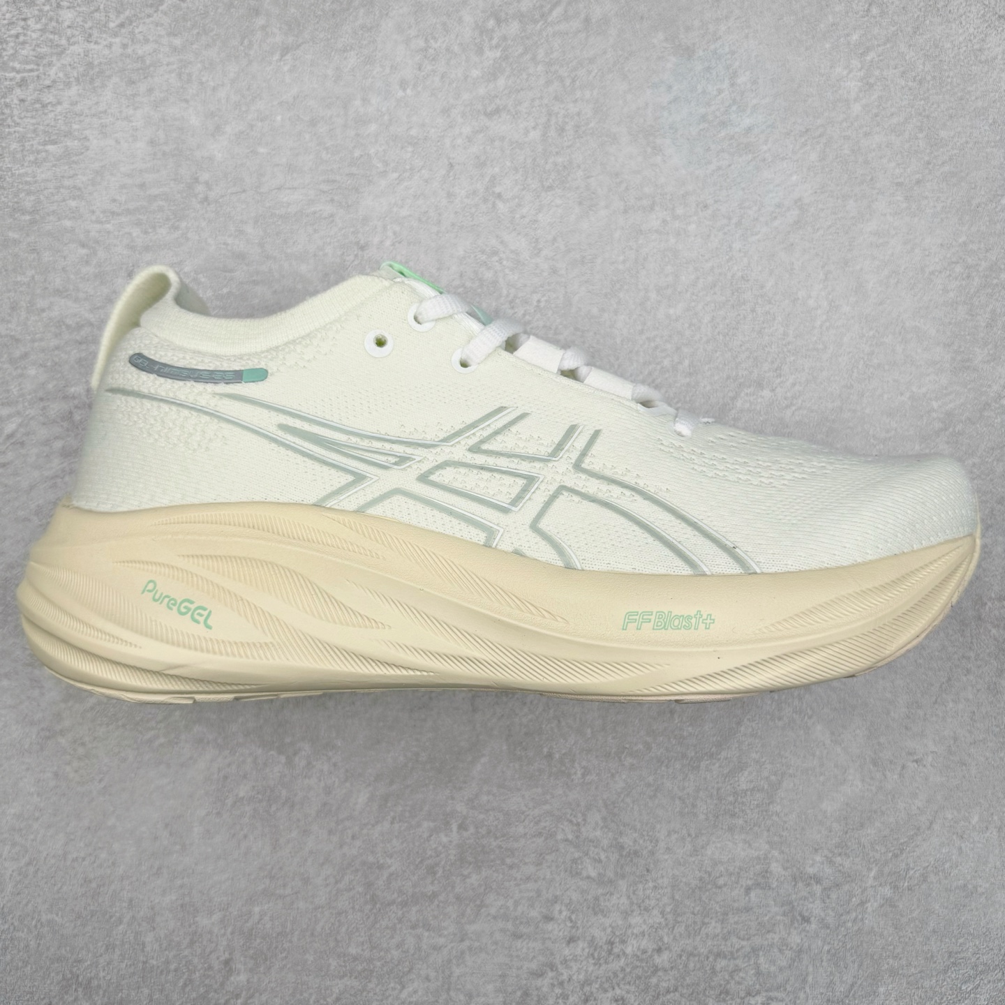 Asics GEL-Nimbus 26 亚瑟士缓震跑鞋 近年复古风潮的势头很旺 ASICS一直坚信保持身体的健康与活力是打造健康快乐的生活方式的最佳途径 ASICS为复古鞋型注入新设计 为玩家的街头穿搭提供了更多可能 GEL-NIMBUSTM9运动鞋最初是为中立和仰卧跑步者设计的长距离训练器 采用原始材料和关键细节重新设计 其Y2K时代的工业外观也被大胆的对比和色块所抵消 尺码：36 36.5 37.5 38 38.5 39 40 40.5 41.5 42 42.5 43.5 44 44.5 45-选品中心
