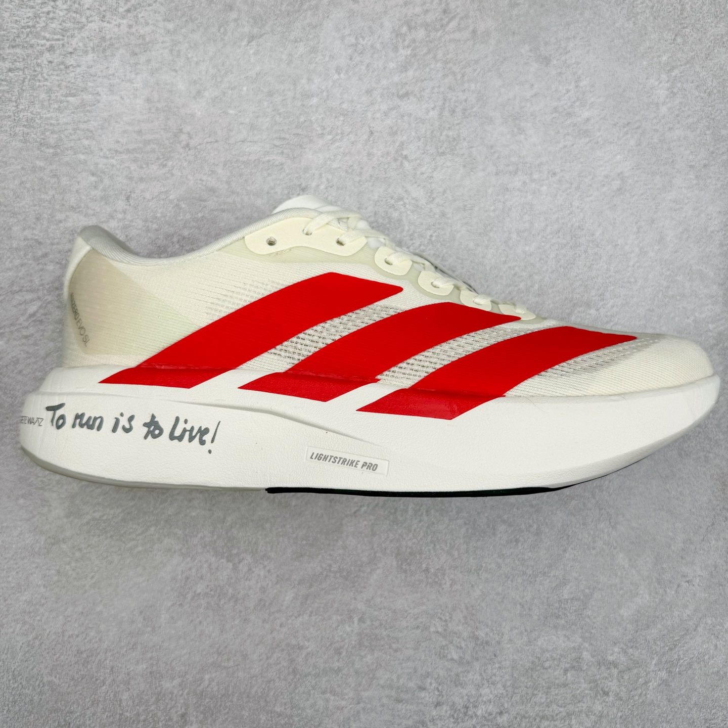 AD Adizero Eva SL M 零度进化版系列低帮轻便透气竞速休闲运动慢跑鞋 JS1183 相信大家对去年 adidas 横空出世的「顶级超跑」adiZero Adios Pro EVO 1 记忆犹新！不仅登顶阿迪史上最轻跑鞋宝座，更在接下来的全球马拉松赛事中，持续书写着惊人成绩，被网友戏称新一代「阿迪神鞋」全网刷屏！极简设计语言与强烈速度感和存在感的鞋侧三线，让人过目不忘，特别种草！其中定位于中长跑训练的 adidas Adizero Evo SL，整体外观造型与 adiZero Adios Pro EVO 1 非常相似。中底配置方面搭载全掌 Lightstrike Pro，鞋面采用透气网面示人，契合日常训练鞋的定位，更加耐用。外底给到了马牌橡胶，及类似上代竞速旗舰 adidas Adizero Adios Pro 3 区域分布。整体看下来无论是外观的鲜明辨识度，还是配置的扎实程度都很顶。尺码：36 36⅔ 37⅓ 38 38⅔ 39⅓ 40 40⅔ 41⅓ 42 42⅔ 43⅓ 44 45-选品中心