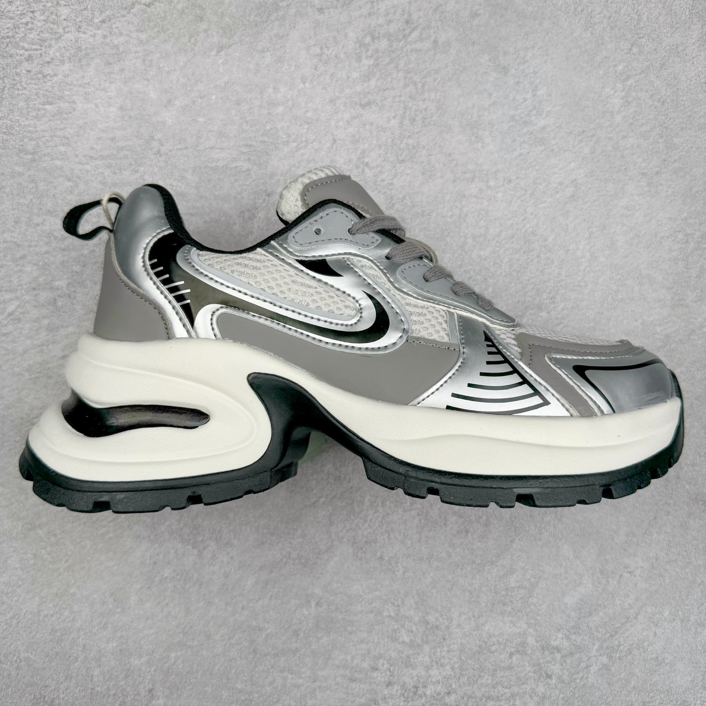 GG-CC Chunky Low安哥拉红镶钻休闲运动厚底增高老爹鞋 广东大厂出品 完美细节 25ss早春新款厚底增高 大长腿 时髦look轻松定格 不费力展现率性氛围 高档银盒 酷帅机能风不规则设计大底 银红色拼色造型设计 轻便舒适百搭 GGCC厚底增高简直就是小个子的快乐!不管怎么搭都好看~ 尺码：35 36 37 38 39 40-选品中心