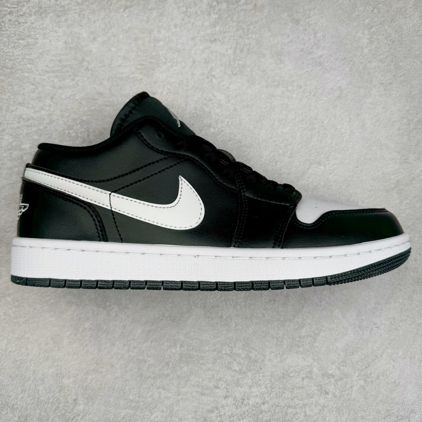 ＃K版 Air Jordan AJ1 Low 低帮 黑白 553558-043 全新流水线出品 DT版本唯一平替选择 市场第二梯队最强版 全部原鞋开发 原楦原纸板开发 全鞋电脑针车 原厂内置全掌气垫 原盒内在原标 唯一Zp原版鞋带绑法 免检产品 全新2022版型 全头层皮料 完美零毛边处理 原厂配置全掌气垫 价格定位良心 几十个配色陆续出货 尺码：36 36.5 37.5 38 38.5 39 40 40.5 41 42 42.5 43 44 44.5 45 46 47.5-选品中心