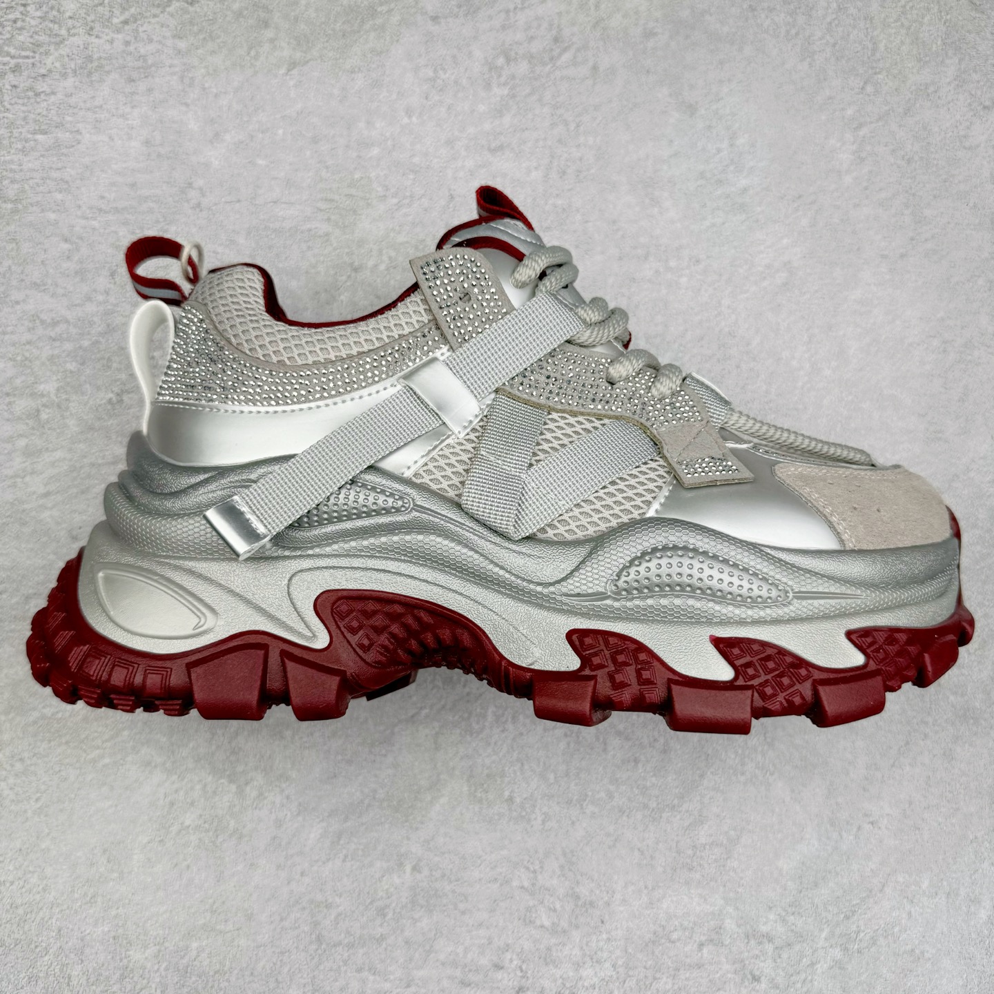 GG-CC Chunky Low安哥拉红镶钻休闲运动厚底增高老爹鞋 广东大厂出品 完美细节 25ss早春新款厚底增高 大长腿 时髦look轻松定格 不费力展现率性氛围 高档银盒 酷帅机能风不规则设计大底 银红色拼色造型设计 轻便舒适百搭 GGCC厚底增高简直就是小个子的快乐!不管怎么搭都好看~ 尺码：35 36 37 38 39 40-选品中心