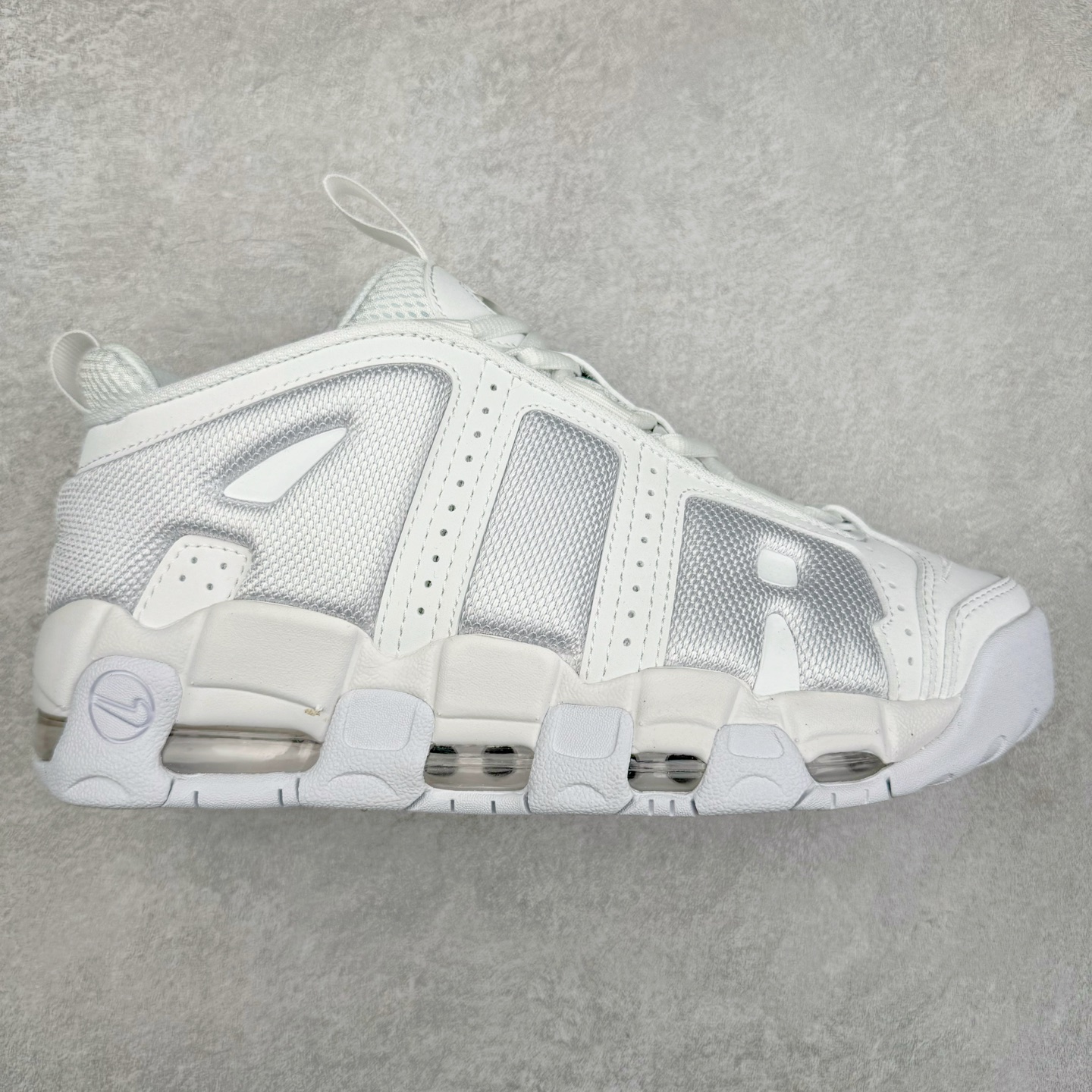 NK Air More Uptempo ’96 OG 皮蓬大AIR复古篮球鞋 FZ3055-100 以流行于街头的涂鸦文化为设计灵感 整体的设计风格夸张而充满魅力 厚实而充满质感的皮质鞋面两侧印刻了一对巨大的字母“AIR”独特炫酷的外观惊艳无比 尺码：36 36.5 37.5 38 38.5 39 40 40.5 41 42 42.5 43 44 44.5 45 46-选品中心