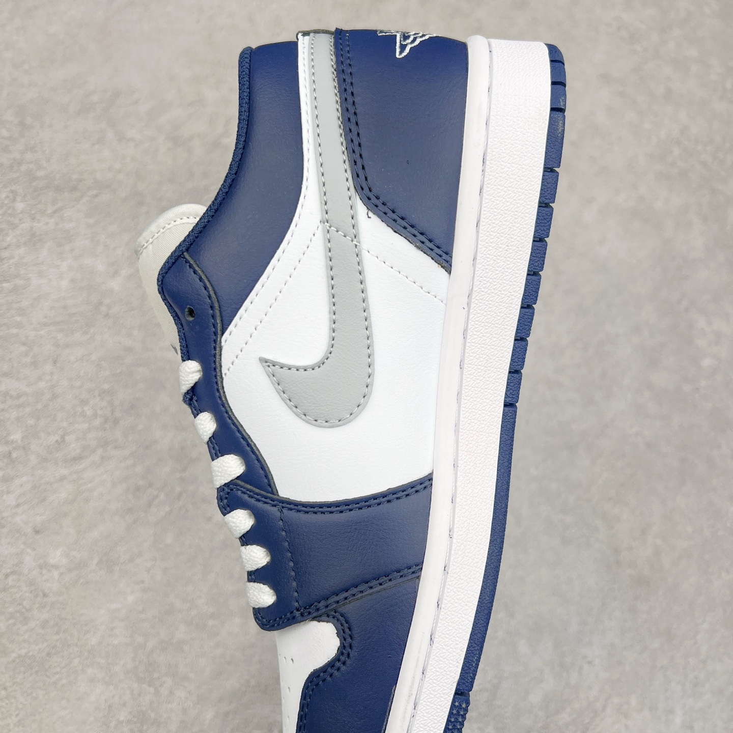 图片[7]-＃K版 Air Jordan AJ1 Low 低帮 海军蓝 553558-141 全新流水线出品 DT版本唯一平替选择 市场第二梯队最强版 全部原鞋开发 原楦原纸板开发 全鞋电脑针车 原厂内置全掌气垫 原盒内在原标 唯一Zp原版鞋带绑法 免检产品 全新2022版型 全头层皮料 完美零毛边处理 原厂配置全掌气垫 价格定位良心 几十个配色陆续出货 尺码：36 36.5 37.5 38 38.5 39 40 40.5 41 42 42.5 43 44 44.5 45 46 47.5-选品中心