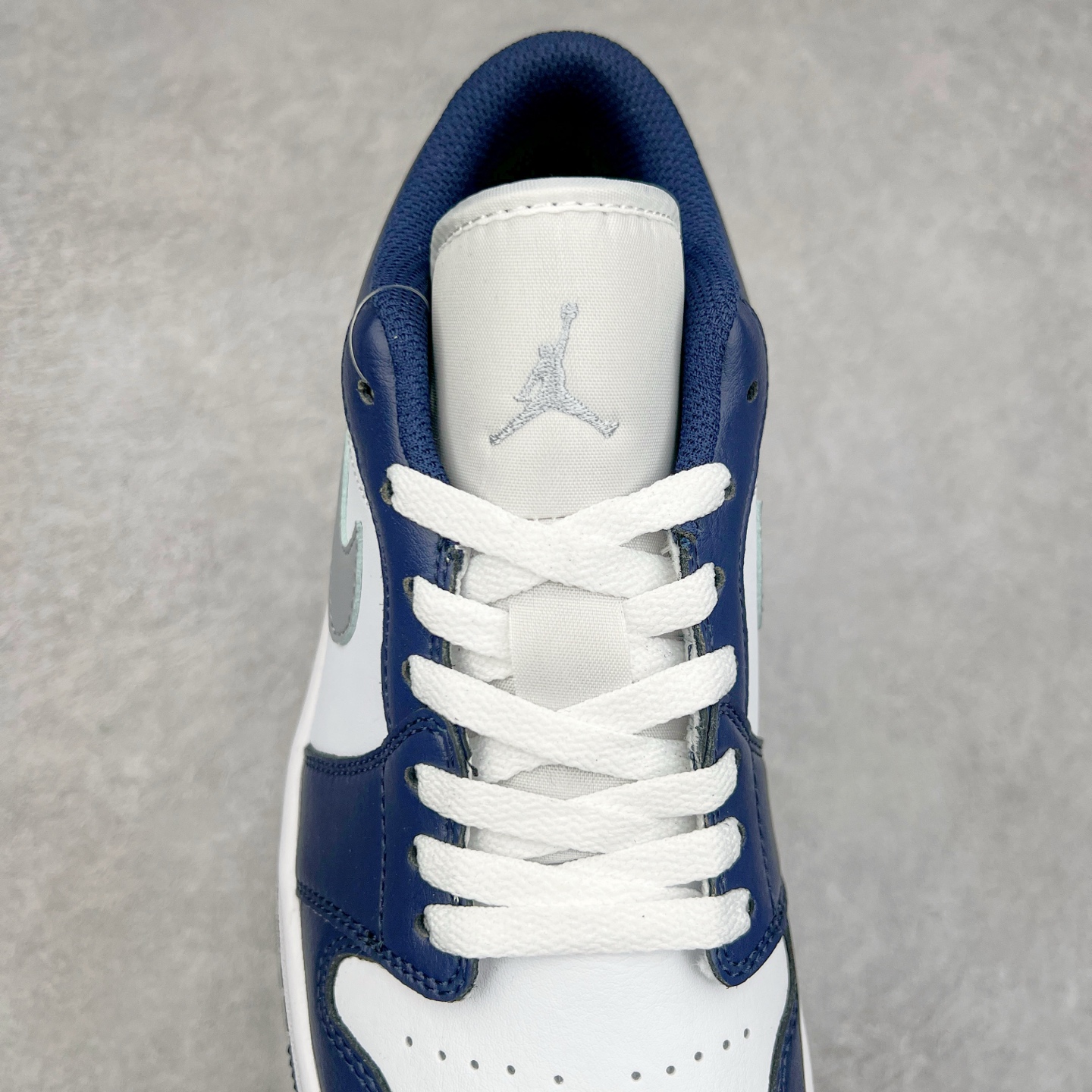 图片[5]-＃K版 Air Jordan AJ1 Low 低帮 海军蓝 553558-141 全新流水线出品 DT版本唯一平替选择 市场第二梯队最强版 全部原鞋开发 原楦原纸板开发 全鞋电脑针车 原厂内置全掌气垫 原盒内在原标 唯一Zp原版鞋带绑法 免检产品 全新2022版型 全头层皮料 完美零毛边处理 原厂配置全掌气垫 价格定位良心 几十个配色陆续出货 尺码：36 36.5 37.5 38 38.5 39 40 40.5 41 42 42.5 43 44 44.5 45 46 47.5-选品中心