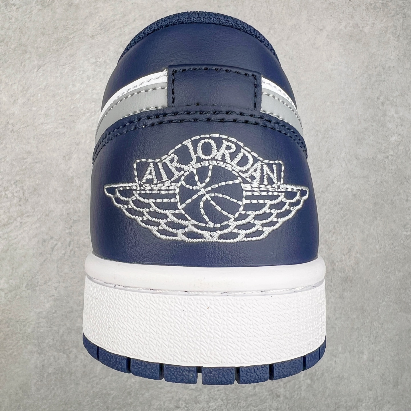 图片[8]-＃K版 Air Jordan AJ1 Low 低帮 海军蓝 553558-141 全新流水线出品 DT版本唯一平替选择 市场第二梯队最强版 全部原鞋开发 原楦原纸板开发 全鞋电脑针车 原厂内置全掌气垫 原盒内在原标 唯一Zp原版鞋带绑法 免检产品 全新2022版型 全头层皮料 完美零毛边处理 原厂配置全掌气垫 价格定位良心 几十个配色陆续出货 尺码：36 36.5 37.5 38 38.5 39 40 40.5 41 42 42.5 43 44 44.5 45 46 47.5-选品中心