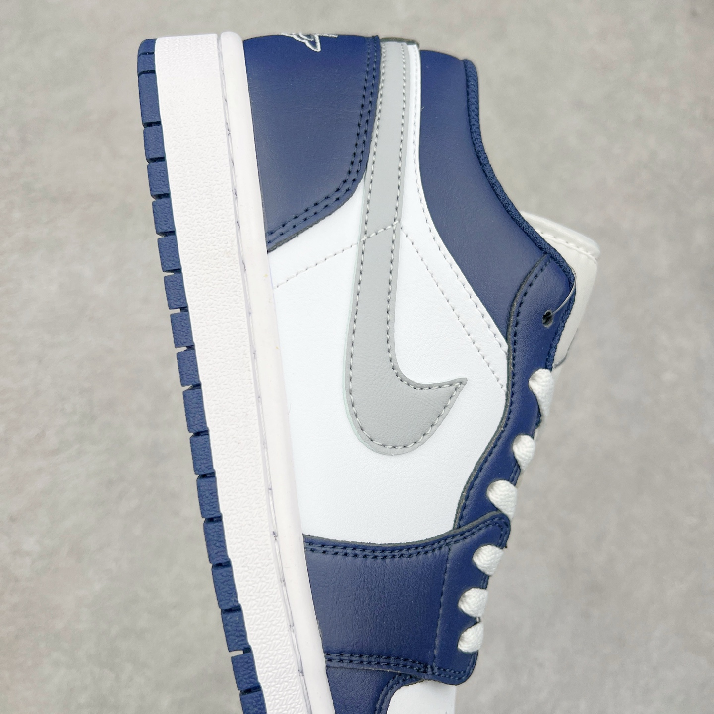 图片[6]-＃K版 Air Jordan AJ1 Low 低帮 海军蓝 553558-141 全新流水线出品 DT版本唯一平替选择 市场第二梯队最强版 全部原鞋开发 原楦原纸板开发 全鞋电脑针车 原厂内置全掌气垫 原盒内在原标 唯一Zp原版鞋带绑法 免检产品 全新2022版型 全头层皮料 完美零毛边处理 原厂配置全掌气垫 价格定位良心 几十个配色陆续出货 尺码：36 36.5 37.5 38 38.5 39 40 40.5 41 42 42.5 43 44 44.5 45 46 47.5-选品中心