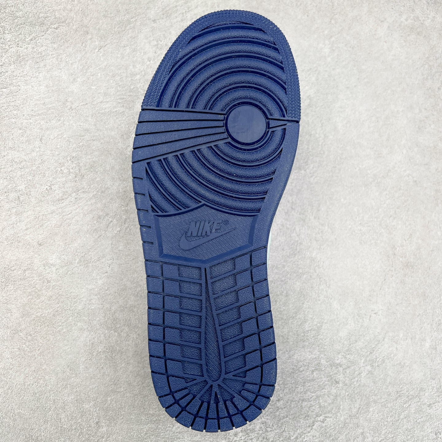 图片[9]-＃K版 Air Jordan AJ1 Low 低帮 海军蓝 553558-141 全新流水线出品 DT版本唯一平替选择 市场第二梯队最强版 全部原鞋开发 原楦原纸板开发 全鞋电脑针车 原厂内置全掌气垫 原盒内在原标 唯一Zp原版鞋带绑法 免检产品 全新2022版型 全头层皮料 完美零毛边处理 原厂配置全掌气垫 价格定位良心 几十个配色陆续出货 尺码：36 36.5 37.5 38 38.5 39 40 40.5 41 42 42.5 43 44 44.5 45 46 47.5-选品中心