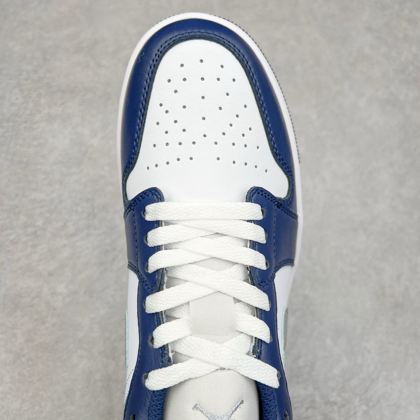 图片[4]-＃K版 Air Jordan AJ1 Low 低帮 海军蓝 553558-141 全新流水线出品 DT版本唯一平替选择 市场第二梯队最强版 全部原鞋开发 原楦原纸板开发 全鞋电脑针车 原厂内置全掌气垫 原盒内在原标 唯一Zp原版鞋带绑法 免检产品 全新2022版型 全头层皮料 完美零毛边处理 原厂配置全掌气垫 价格定位良心 几十个配色陆续出货 尺码：36 36.5 37.5 38 38.5 39 40 40.5 41 42 42.5 43 44 44.5 45 46 47.5-选品中心