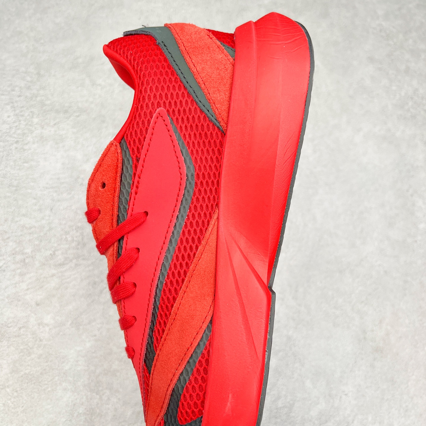 图片[7]-AD LIGHTBLAZE 流光舒适防滑耐磨低帮跑步鞋 JP7307 前卫的专业跑鞋风格造型，LIGHTBLAZE延续了竞速美学的流线轮廓，保留住了与 AdizeroAdios Pro Evo 1相类似厚底理念和「宽三道杠」的视觉元素。尺码：36 36.5 37.5 38 38.5 39 40 40.5 41 42 42.5 43 44 44.5 45-选品中心