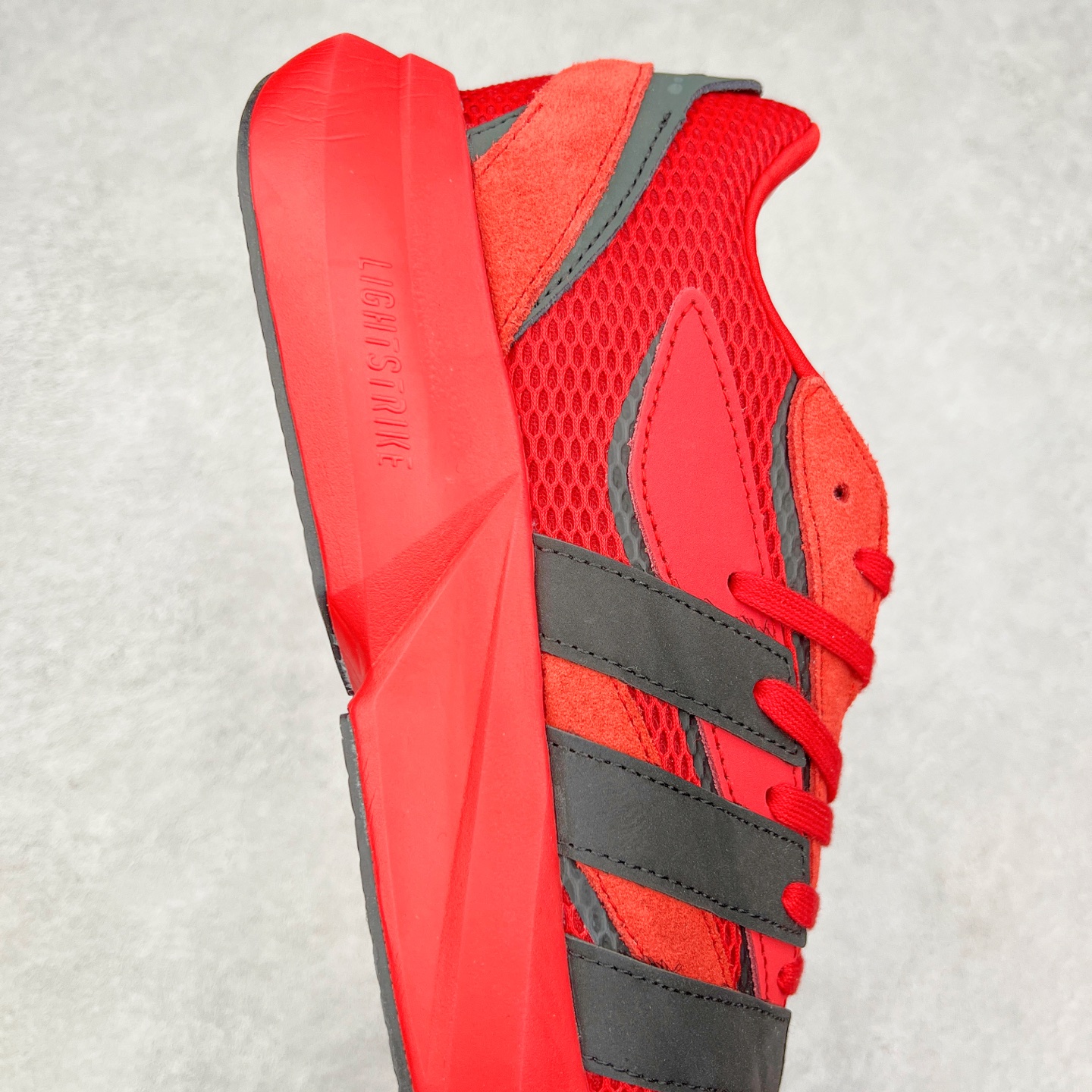 图片[6]-AD LIGHTBLAZE 流光舒适防滑耐磨低帮跑步鞋 JP7307 前卫的专业跑鞋风格造型，LIGHTBLAZE延续了竞速美学的流线轮廓，保留住了与 AdizeroAdios Pro Evo 1相类似厚底理念和「宽三道杠」的视觉元素。尺码：36 36.5 37.5 38 38.5 39 40 40.5 41 42 42.5 43 44 44.5 45-选品中心