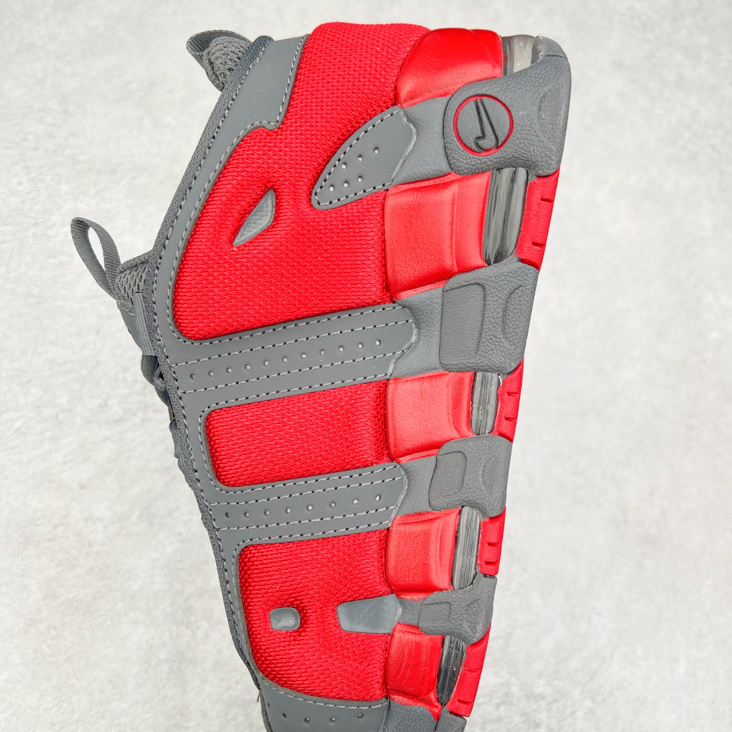 图片[7]-NK Air More Uptempo ’96 OG 皮蓬大AIR复古篮球鞋 FZ3055-100 以流行于街头的涂鸦文化为设计灵感 整体的设计风格夸张而充满魅力 厚实而充满质感的皮质鞋面两侧印刻了一对巨大的字母“AIR”独特炫酷的外观惊艳无比 尺码：36 36.5 37.5 38 38.5 39 40 40.5 41 42 42.5 43 44 44.5 45 46-选品中心