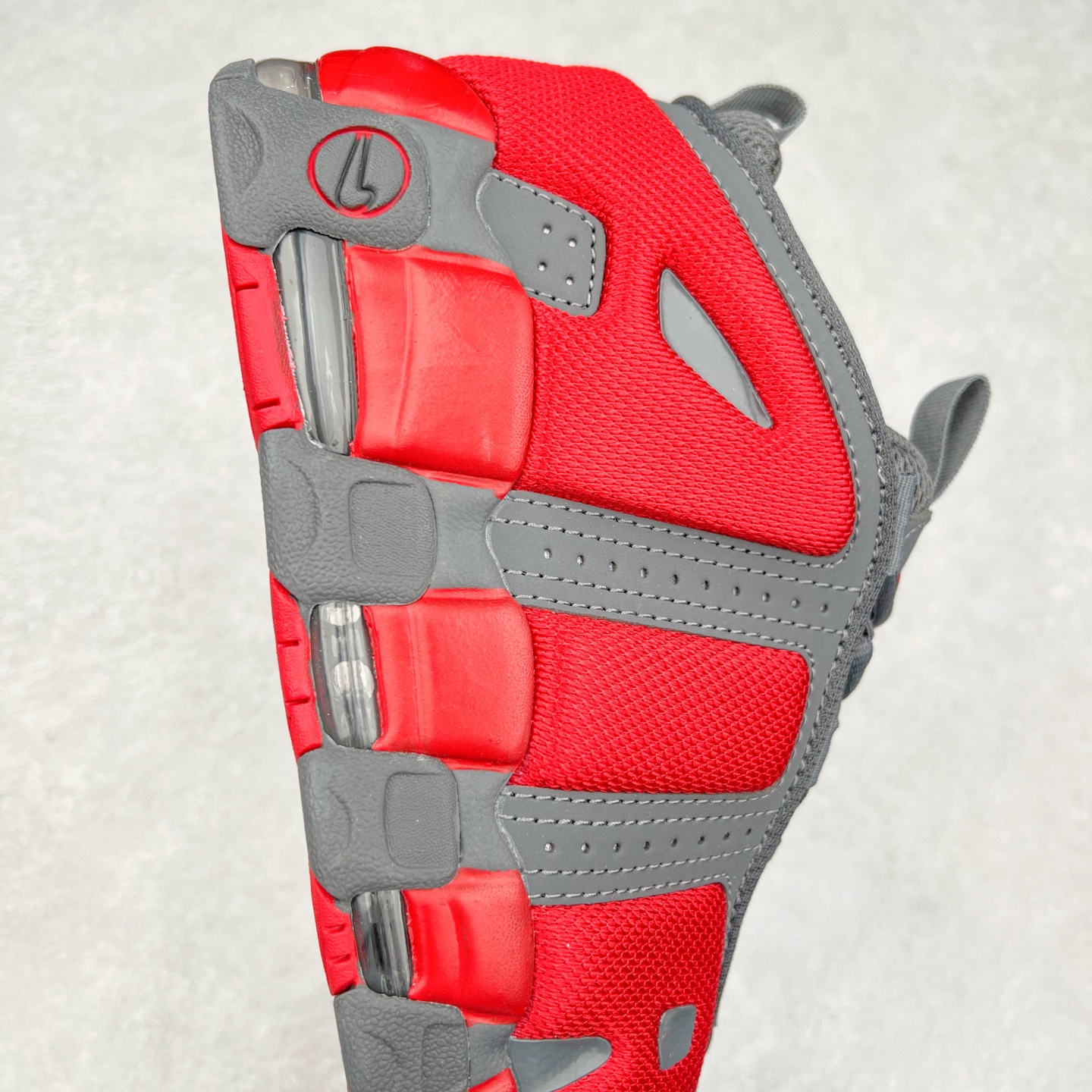 图片[6]-NK Air More Uptempo ’96 OG 皮蓬大AIR复古篮球鞋 FZ3055-100 以流行于街头的涂鸦文化为设计灵感 整体的设计风格夸张而充满魅力 厚实而充满质感的皮质鞋面两侧印刻了一对巨大的字母“AIR”独特炫酷的外观惊艳无比 尺码：36 36.5 37.5 38 38.5 39 40 40.5 41 42 42.5 43 44 44.5 45 46-选品中心