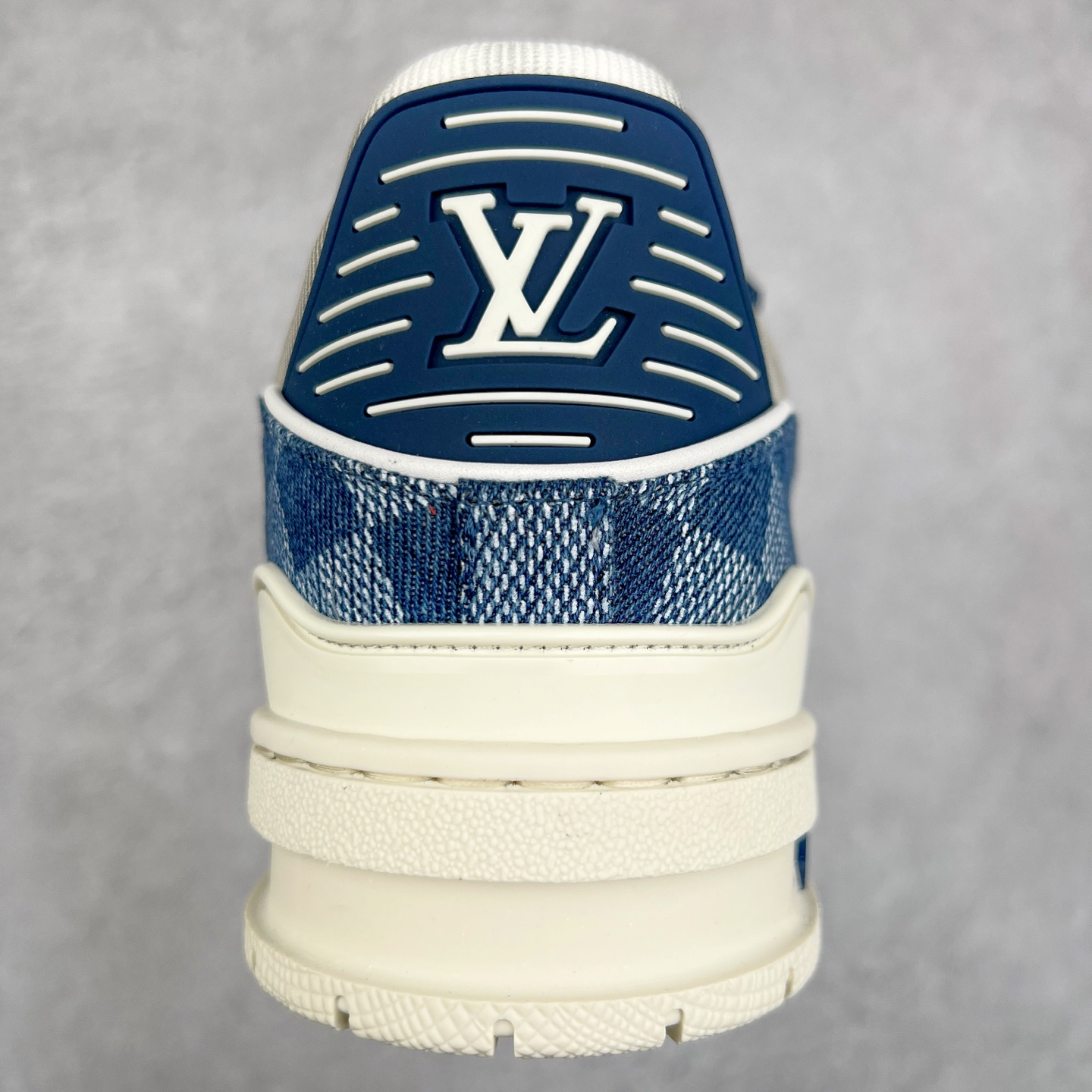 图片[8]-＃K1 Louis Vuitton Trainer lv时装走秀运动鞋 完美鞋型超高的清洁度 零毛边线头瑕疵 全套原楦原纸版原鞋开模 全网最具灵魂的版型 正确原装黄色鞋盒 正确中底印花 鞋面印花3D高频深度立体 全鞋电脑针车 紧密相连 针距密度一致 环保乳胶注塑鞋垫 厚度脚感还原原版 皮面裁剪部位 统一油边封口工艺 原装橡胶大底含胶量大底组合零偏差 专柜全套包装 防尘袋 说明书 质保卡 男女鞋 尺码：35 36 37 38 39 40 41 42 43 44 45-选品中心