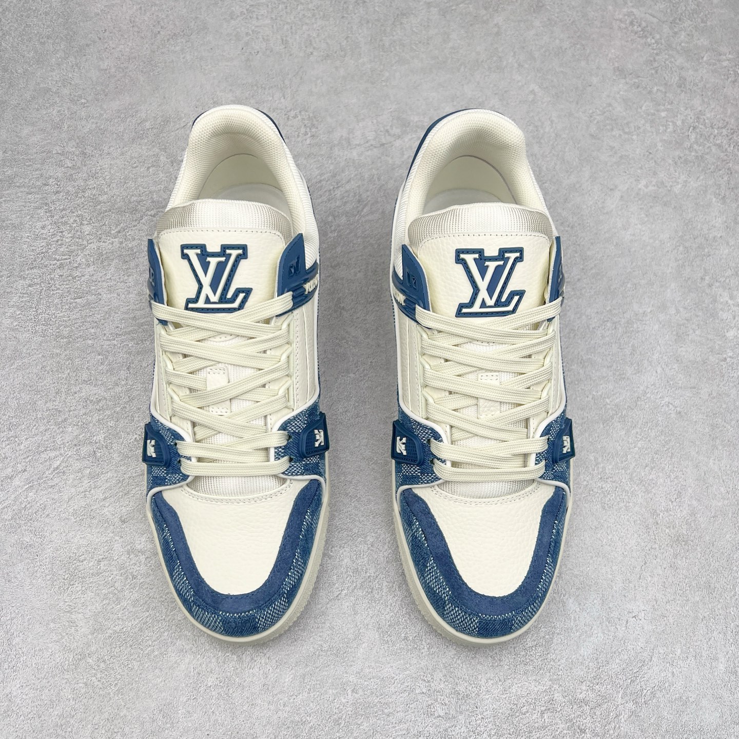 图片[2]-＃K1 Louis Vuitton Trainer lv时装走秀运动鞋 完美鞋型超高的清洁度 零毛边线头瑕疵 全套原楦原纸版原鞋开模 全网最具灵魂的版型 正确原装黄色鞋盒 正确中底印花 鞋面印花3D高频深度立体 全鞋电脑针车 紧密相连 针距密度一致 环保乳胶注塑鞋垫 厚度脚感还原原版 皮面裁剪部位 统一油边封口工艺 原装橡胶大底含胶量大底组合零偏差 专柜全套包装 防尘袋 说明书 质保卡 男女鞋 尺码：35 36 37 38 39 40 41 42 43 44 45-选品中心