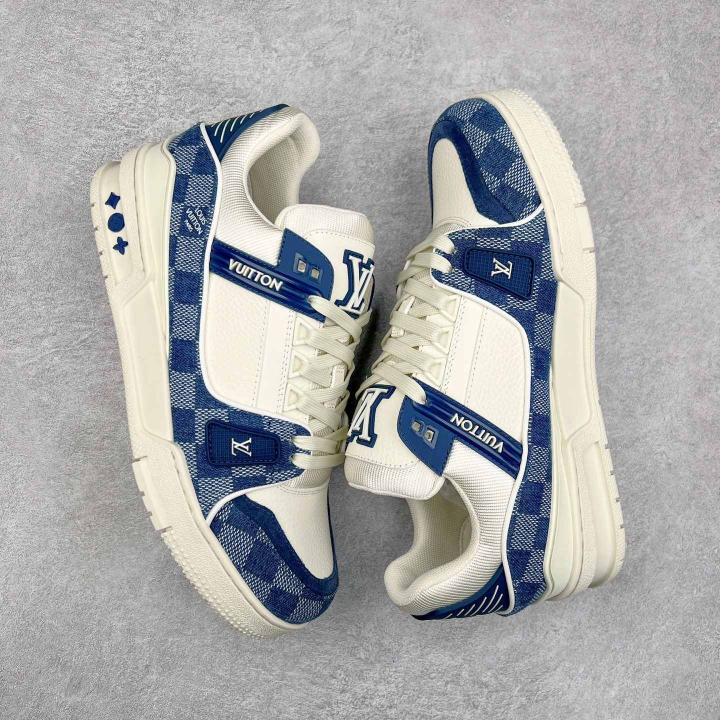 图片[3]-＃K1 Louis Vuitton Trainer lv时装走秀运动鞋 完美鞋型超高的清洁度 零毛边线头瑕疵 全套原楦原纸版原鞋开模 全网最具灵魂的版型 正确原装黄色鞋盒 正确中底印花 鞋面印花3D高频深度立体 全鞋电脑针车 紧密相连 针距密度一致 环保乳胶注塑鞋垫 厚度脚感还原原版 皮面裁剪部位 统一油边封口工艺 原装橡胶大底含胶量大底组合零偏差 专柜全套包装 防尘袋 说明书 质保卡 男女鞋 尺码：35 36 37 38 39 40 41 42 43 44 45-选品中心