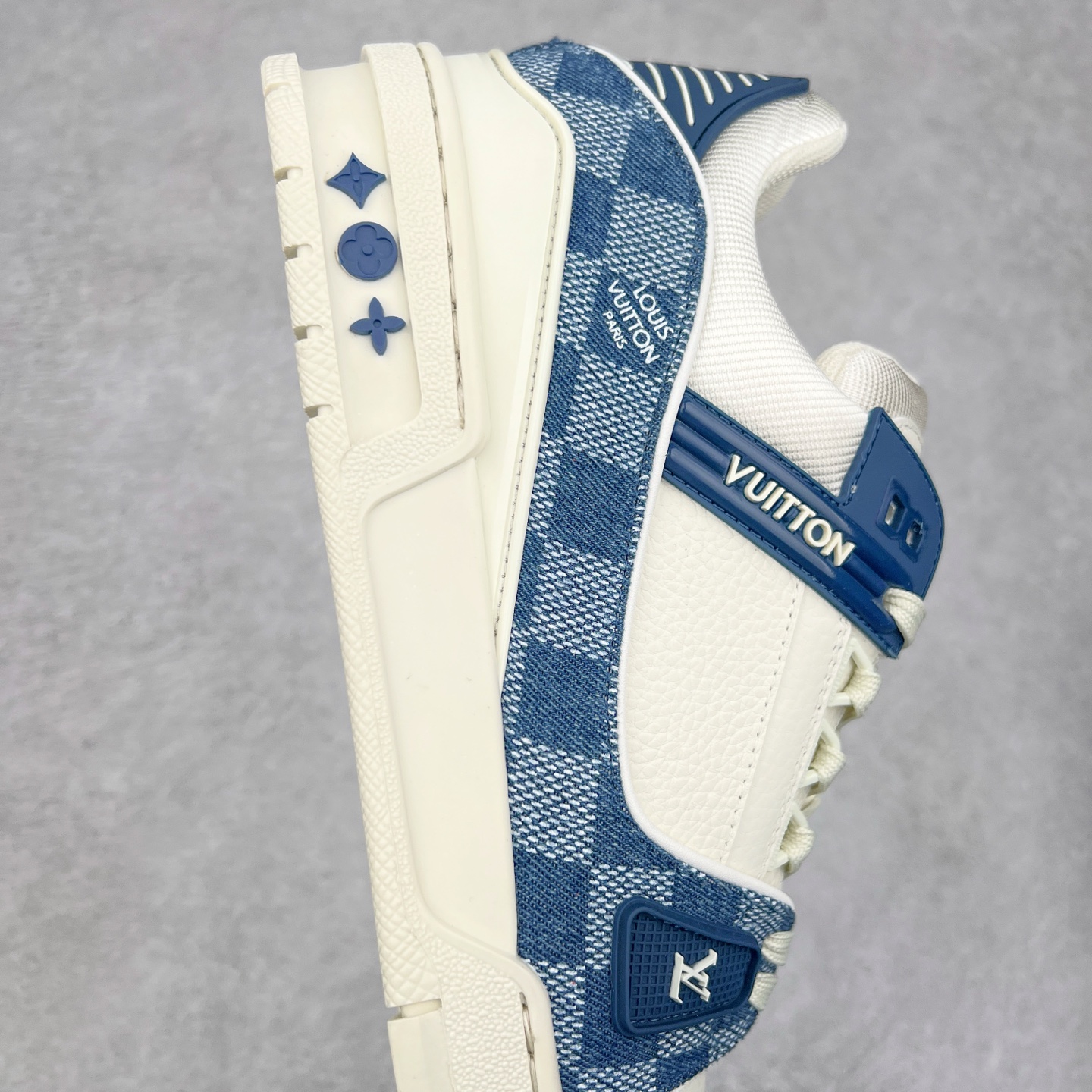 图片[6]-＃K1 Louis Vuitton Trainer lv时装走秀运动鞋 完美鞋型超高的清洁度 零毛边线头瑕疵 全套原楦原纸版原鞋开模 全网最具灵魂的版型 正确原装黄色鞋盒 正确中底印花 鞋面印花3D高频深度立体 全鞋电脑针车 紧密相连 针距密度一致 环保乳胶注塑鞋垫 厚度脚感还原原版 皮面裁剪部位 统一油边封口工艺 原装橡胶大底含胶量大底组合零偏差 专柜全套包装 防尘袋 说明书 质保卡 男女鞋 尺码：35 36 37 38 39 40 41 42 43 44 45-选品中心