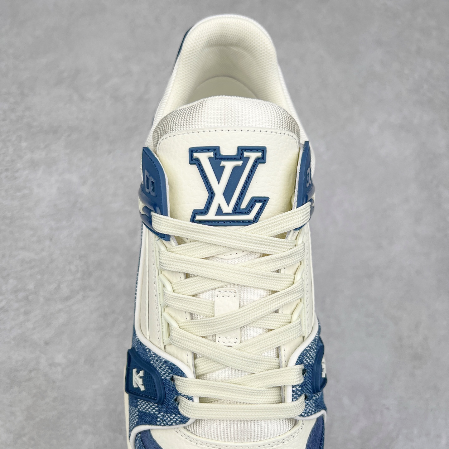 图片[5]-＃K1 Louis Vuitton Trainer lv时装走秀运动鞋 完美鞋型超高的清洁度 零毛边线头瑕疵 全套原楦原纸版原鞋开模 全网最具灵魂的版型 正确原装黄色鞋盒 正确中底印花 鞋面印花3D高频深度立体 全鞋电脑针车 紧密相连 针距密度一致 环保乳胶注塑鞋垫 厚度脚感还原原版 皮面裁剪部位 统一油边封口工艺 原装橡胶大底含胶量大底组合零偏差 专柜全套包装 防尘袋 说明书 质保卡 男女鞋 尺码：35 36 37 38 39 40 41 42 43 44 45-选品中心