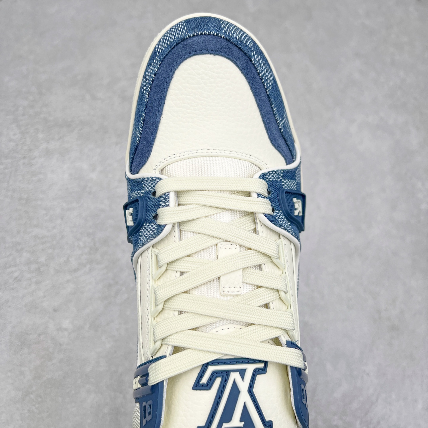 图片[4]-＃K1 Louis Vuitton Trainer lv时装走秀运动鞋 完美鞋型超高的清洁度 零毛边线头瑕疵 全套原楦原纸版原鞋开模 全网最具灵魂的版型 正确原装黄色鞋盒 正确中底印花 鞋面印花3D高频深度立体 全鞋电脑针车 紧密相连 针距密度一致 环保乳胶注塑鞋垫 厚度脚感还原原版 皮面裁剪部位 统一油边封口工艺 原装橡胶大底含胶量大底组合零偏差 专柜全套包装 防尘袋 说明书 质保卡 男女鞋 尺码：35 36 37 38 39 40 41 42 43 44 45-选品中心