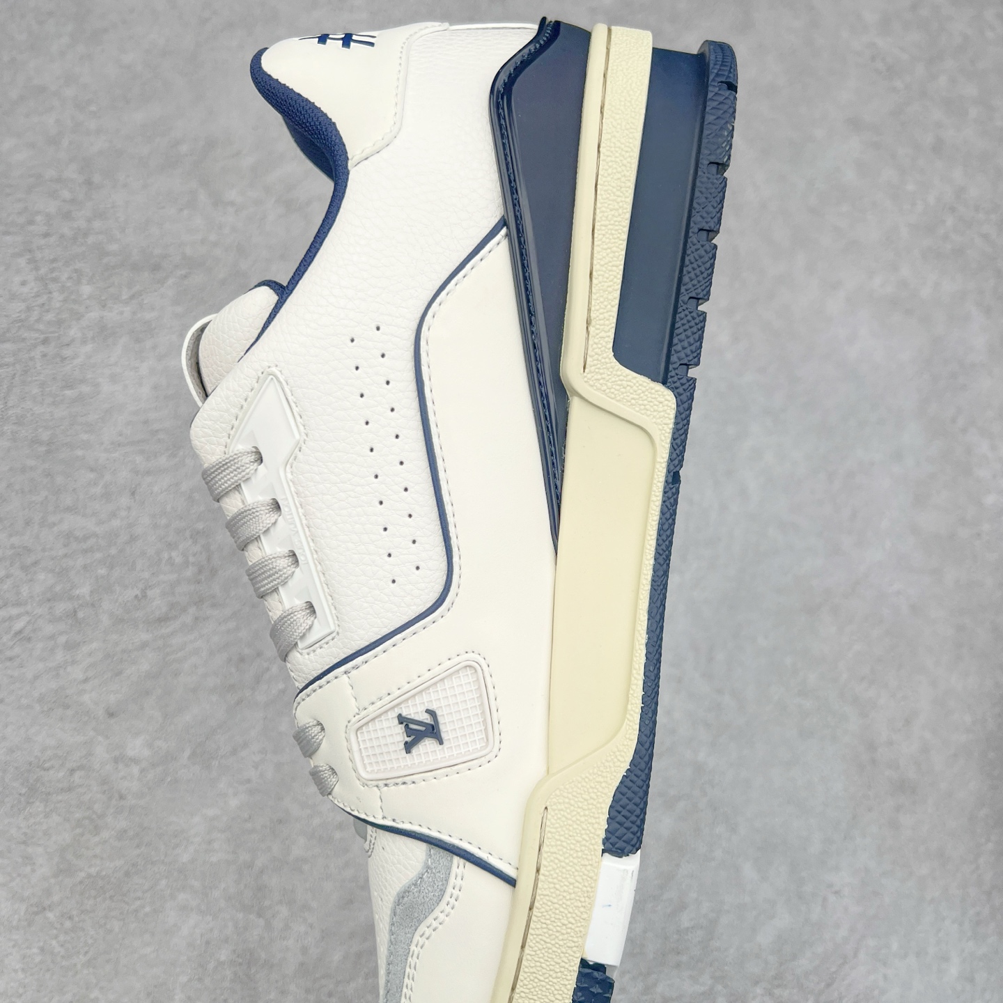 图片[7]-＃K1 Louis Vuitton Trainer lv时装走秀运动鞋 完美鞋型超高的清洁度 零毛边线头瑕疵 全套原楦原纸版原鞋开模 全网最具灵魂的版型 正确原装黄色鞋盒 正确中底印花 鞋面印花3D高频深度立体 全鞋电脑针车 紧密相连 针距密度一致 环保乳胶注塑鞋垫 厚度脚感还原原版 皮面裁剪部位 统一油边封口工艺 原装橡胶大底含胶量大底组合零偏差 专柜全套包装 防尘袋 说明书 质保卡 男女鞋 尺码：35 36 37 38 39 40 41 42 43 44 45-选品中心