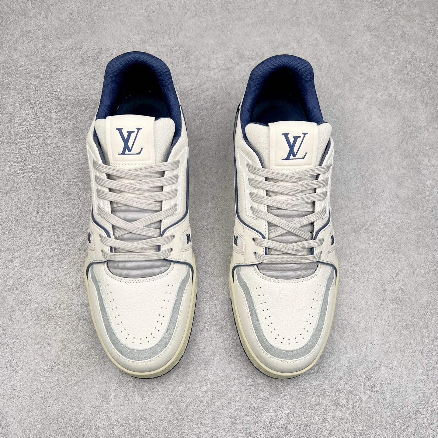 图片[2]-＃K1 Louis Vuitton Trainer lv时装走秀运动鞋 完美鞋型超高的清洁度 零毛边线头瑕疵 全套原楦原纸版原鞋开模 全网最具灵魂的版型 正确原装黄色鞋盒 正确中底印花 鞋面印花3D高频深度立体 全鞋电脑针车 紧密相连 针距密度一致 环保乳胶注塑鞋垫 厚度脚感还原原版 皮面裁剪部位 统一油边封口工艺 原装橡胶大底含胶量大底组合零偏差 专柜全套包装 防尘袋 说明书 质保卡 男女鞋 尺码：35 36 37 38 39 40 41 42 43 44 45-选品中心