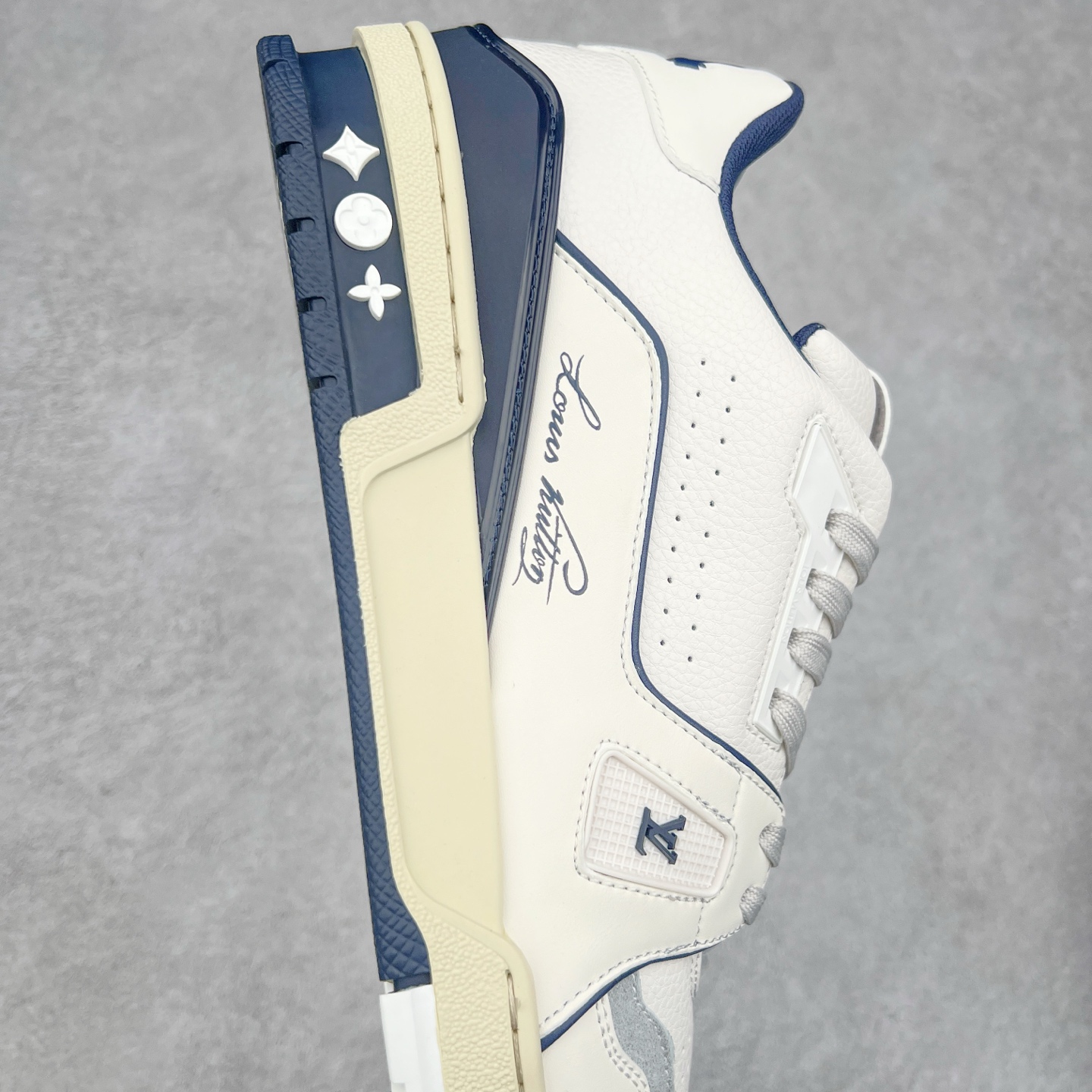 图片[6]-＃K1 Louis Vuitton Trainer lv时装走秀运动鞋 完美鞋型超高的清洁度 零毛边线头瑕疵 全套原楦原纸版原鞋开模 全网最具灵魂的版型 正确原装黄色鞋盒 正确中底印花 鞋面印花3D高频深度立体 全鞋电脑针车 紧密相连 针距密度一致 环保乳胶注塑鞋垫 厚度脚感还原原版 皮面裁剪部位 统一油边封口工艺 原装橡胶大底含胶量大底组合零偏差 专柜全套包装 防尘袋 说明书 质保卡 男女鞋 尺码：35 36 37 38 39 40 41 42 43 44 45-选品中心