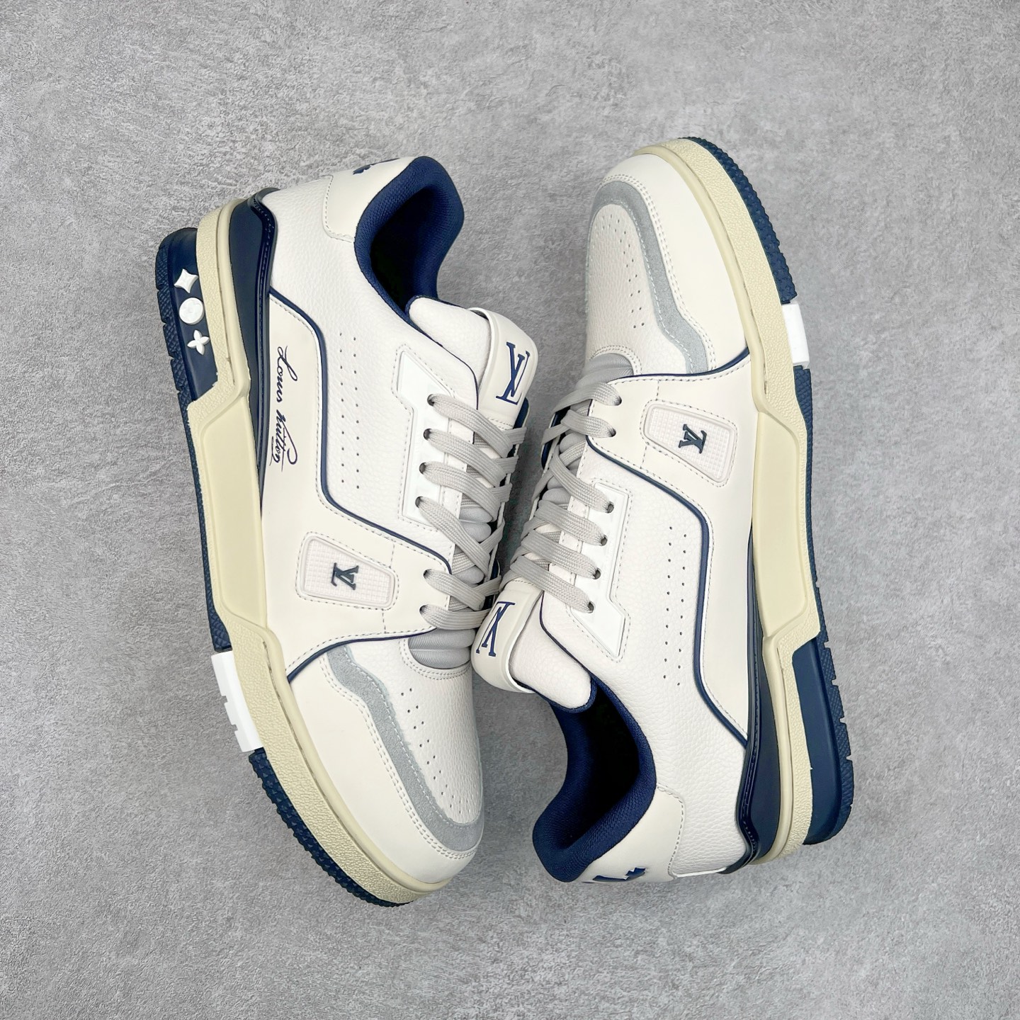 图片[3]-＃K1 Louis Vuitton Trainer lv时装走秀运动鞋 完美鞋型超高的清洁度 零毛边线头瑕疵 全套原楦原纸版原鞋开模 全网最具灵魂的版型 正确原装黄色鞋盒 正确中底印花 鞋面印花3D高频深度立体 全鞋电脑针车 紧密相连 针距密度一致 环保乳胶注塑鞋垫 厚度脚感还原原版 皮面裁剪部位 统一油边封口工艺 原装橡胶大底含胶量大底组合零偏差 专柜全套包装 防尘袋 说明书 质保卡 男女鞋 尺码：35 36 37 38 39 40 41 42 43 44 45-选品中心