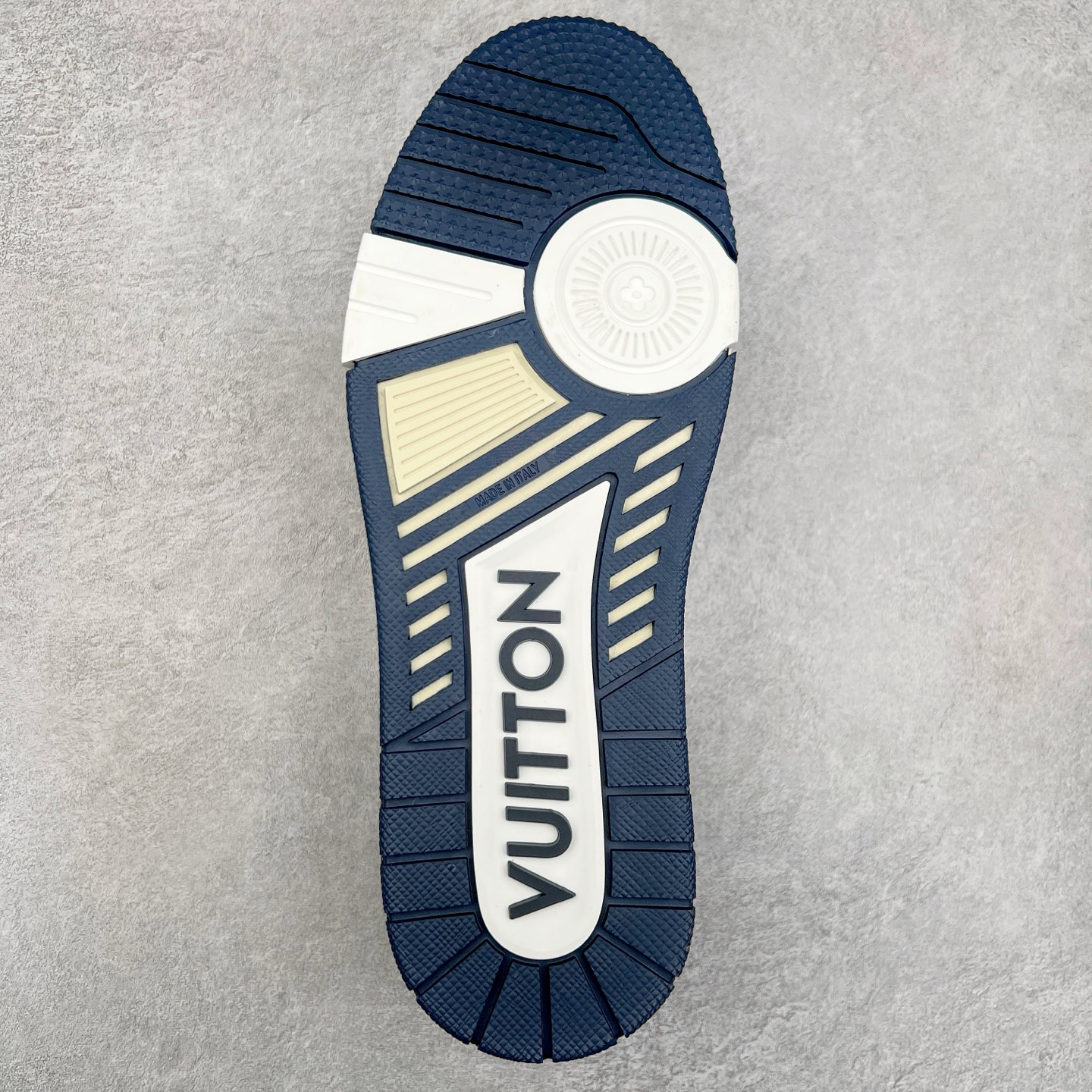 图片[9]-＃K1 Louis Vuitton Trainer lv时装走秀运动鞋 完美鞋型超高的清洁度 零毛边线头瑕疵 全套原楦原纸版原鞋开模 全网最具灵魂的版型 正确原装黄色鞋盒 正确中底印花 鞋面印花3D高频深度立体 全鞋电脑针车 紧密相连 针距密度一致 环保乳胶注塑鞋垫 厚度脚感还原原版 皮面裁剪部位 统一油边封口工艺 原装橡胶大底含胶量大底组合零偏差 专柜全套包装 防尘袋 说明书 质保卡 男女鞋 尺码：35 36 37 38 39 40 41 42 43 44 45-选品中心